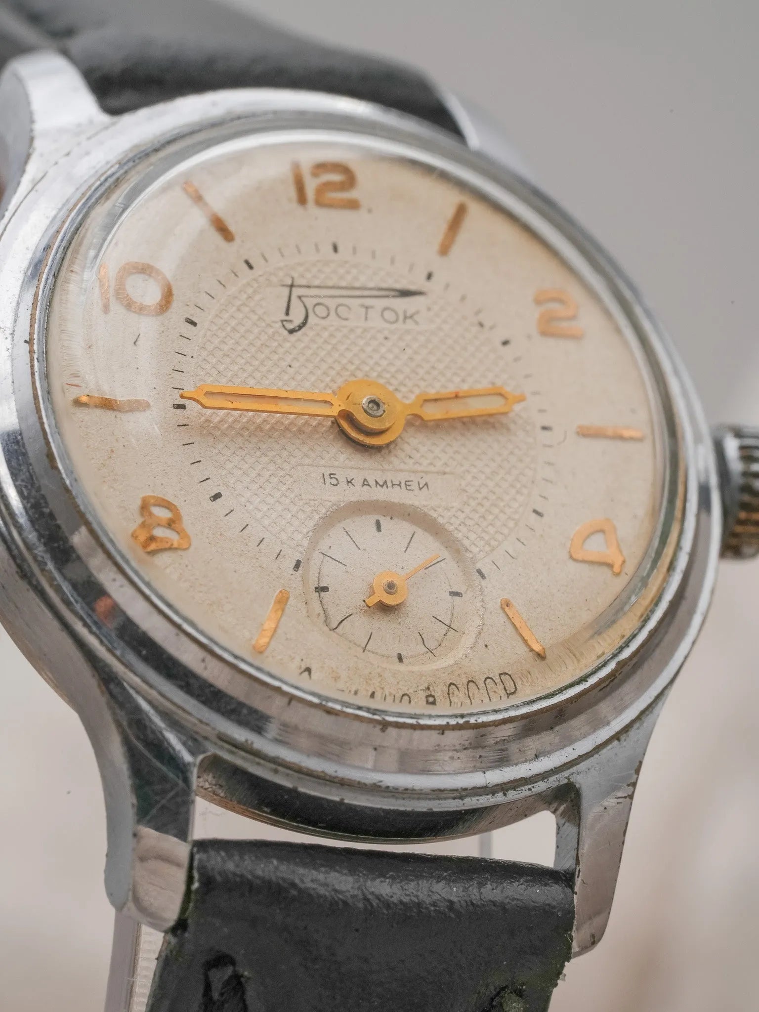 Vostok - Guilloché petite-seconde or - 1950s - Atelier Victor - Vintage Shop