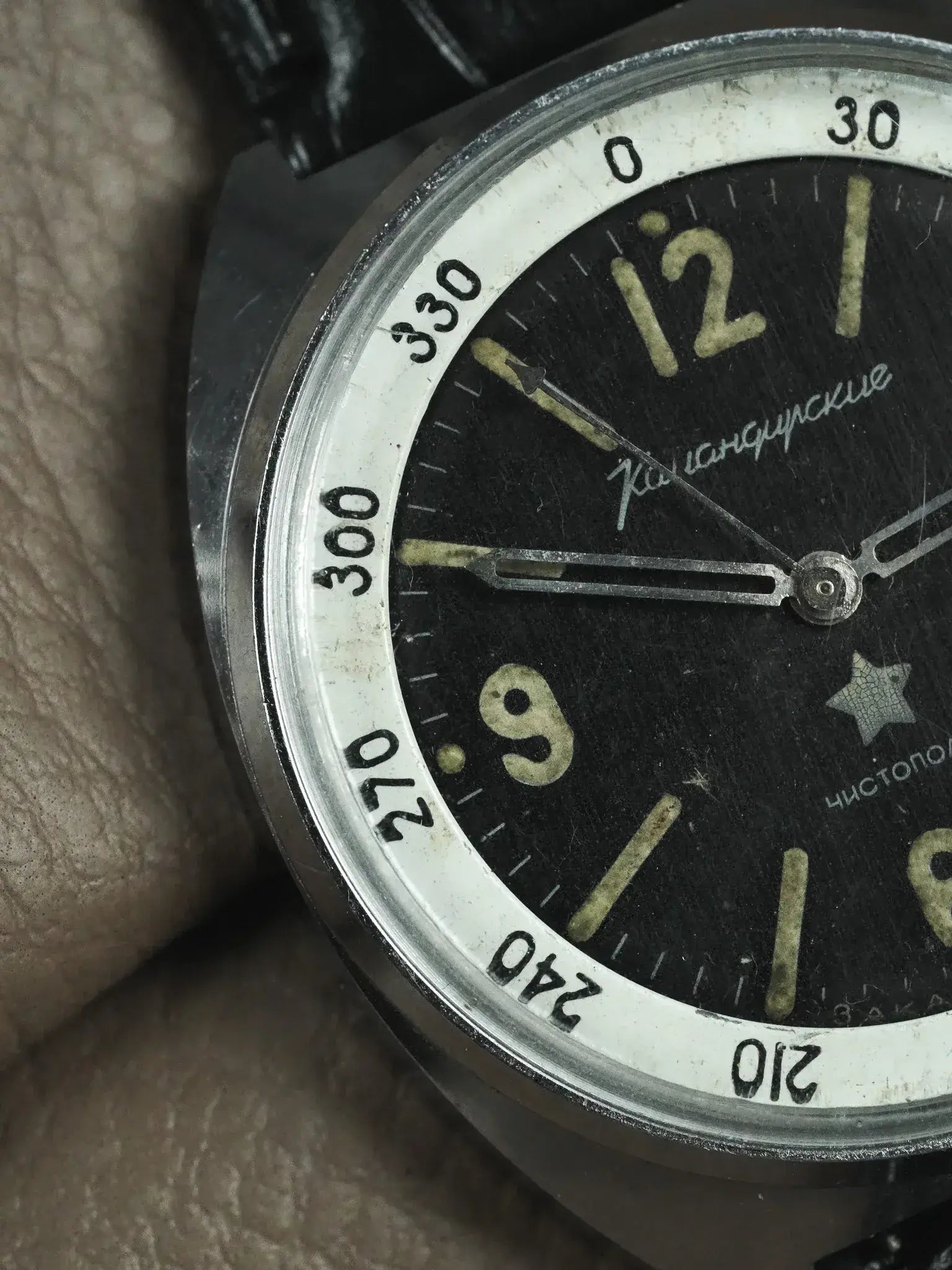 Vostok - Noir militaire date rouge - 1970s - Atelier Victor