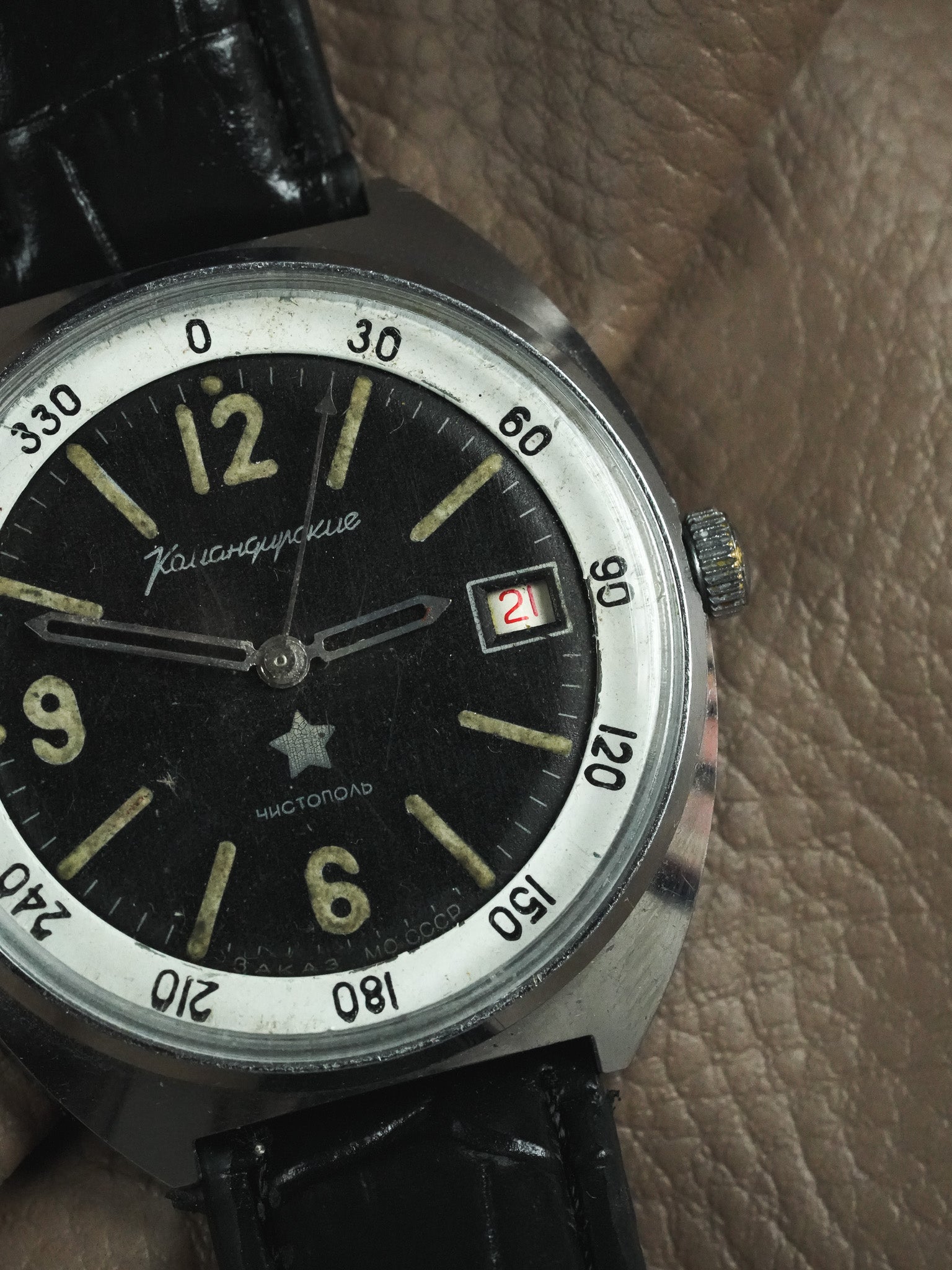 Vostok - Noir militaire date rouge - 1970s - Atelier Victor - Vintage Shop