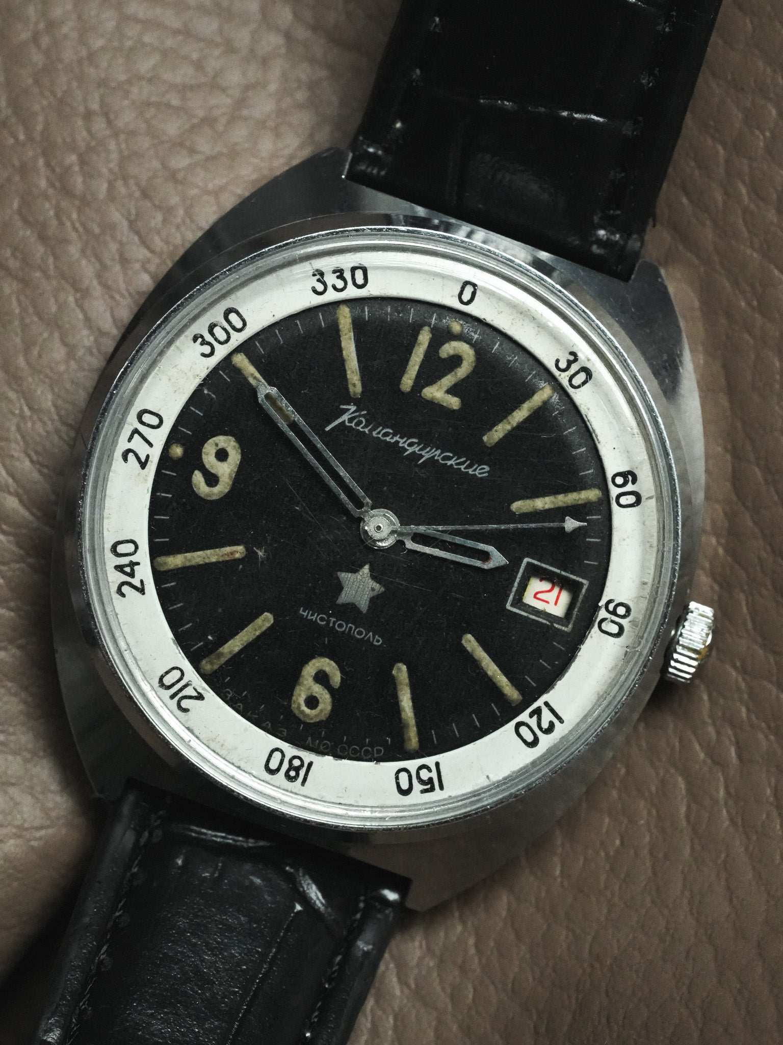 Vostok - Noir militaire date rouge - 1970s - Atelier Victor - Vintage Shop