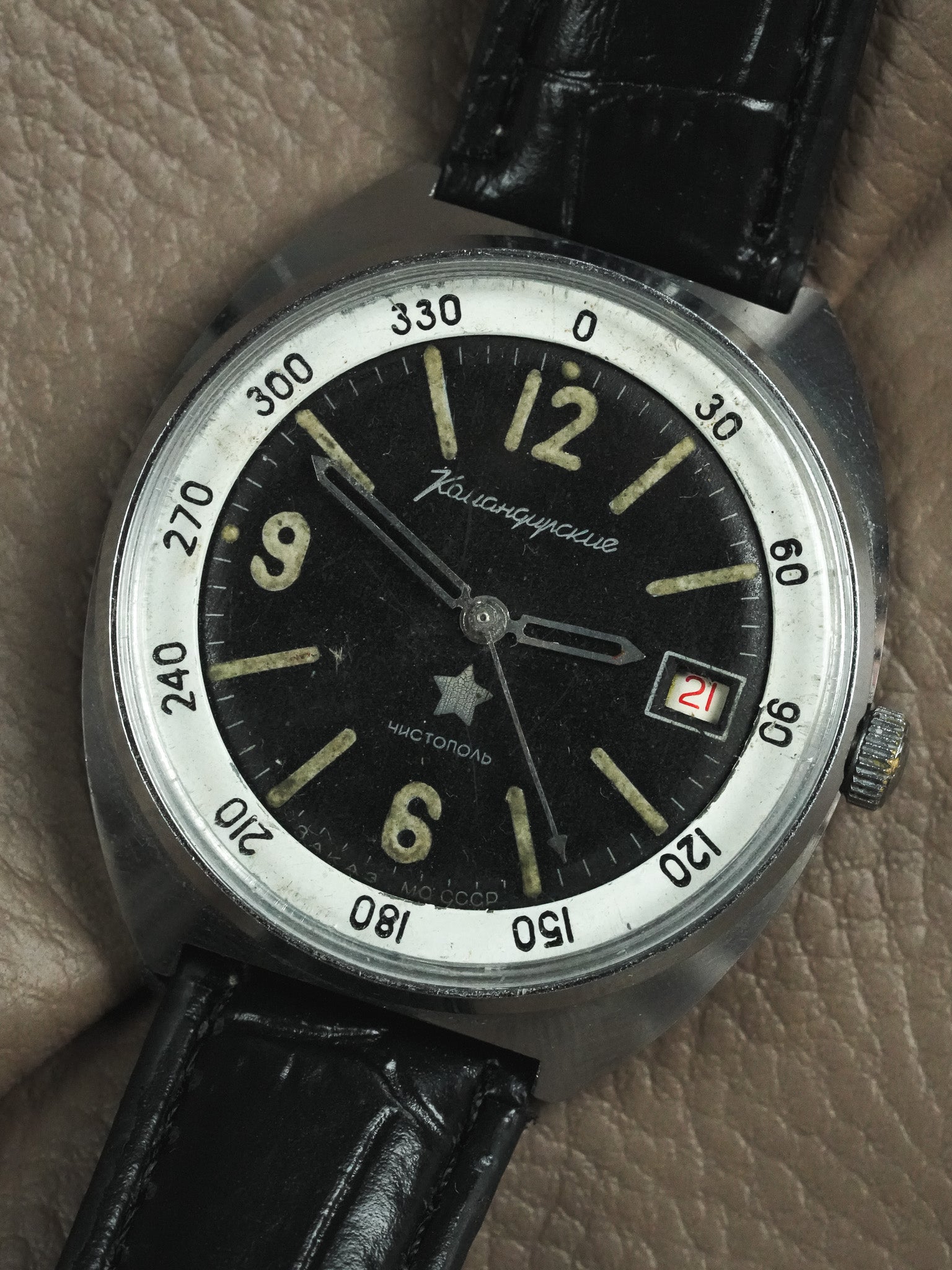 Vostok - Noir militaire date rouge - 1970s - Atelier Victor - Vintage Shop