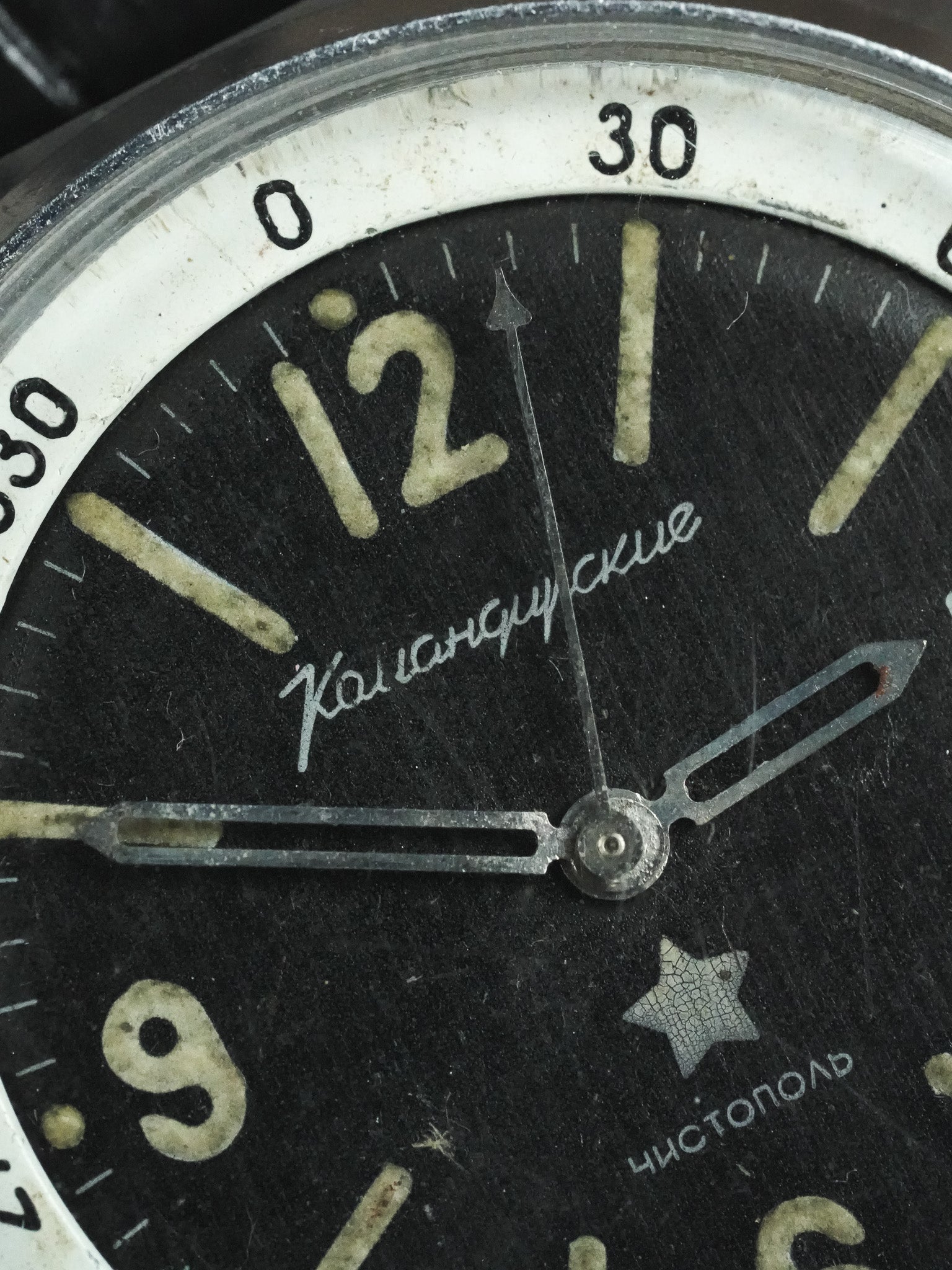 Vostok - Noir militaire date rouge - 1970s - Atelier Victor - Vintage Shop