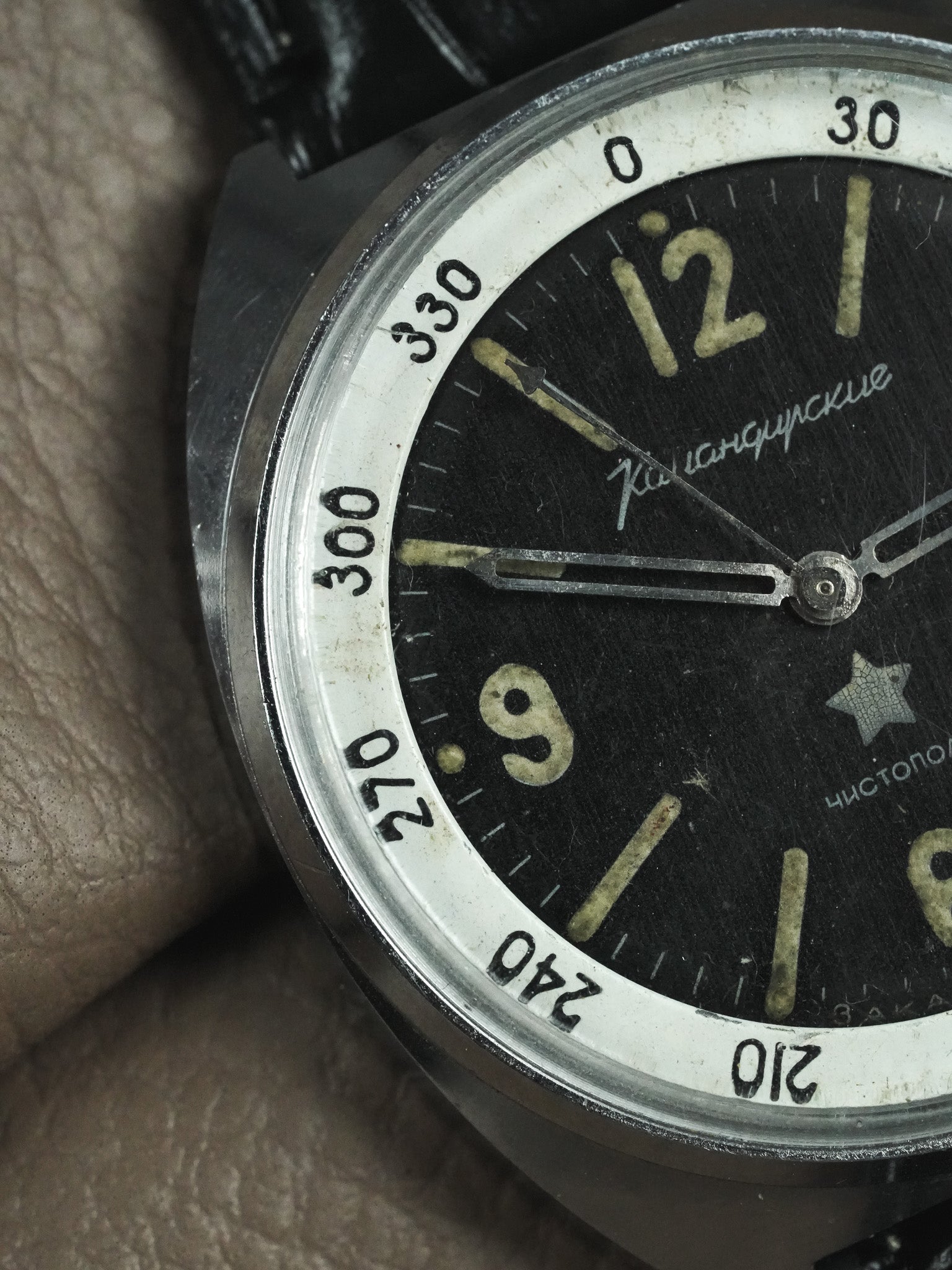 Vostok - Noir militaire date rouge - 1970s - Atelier Victor - Vintage Shop