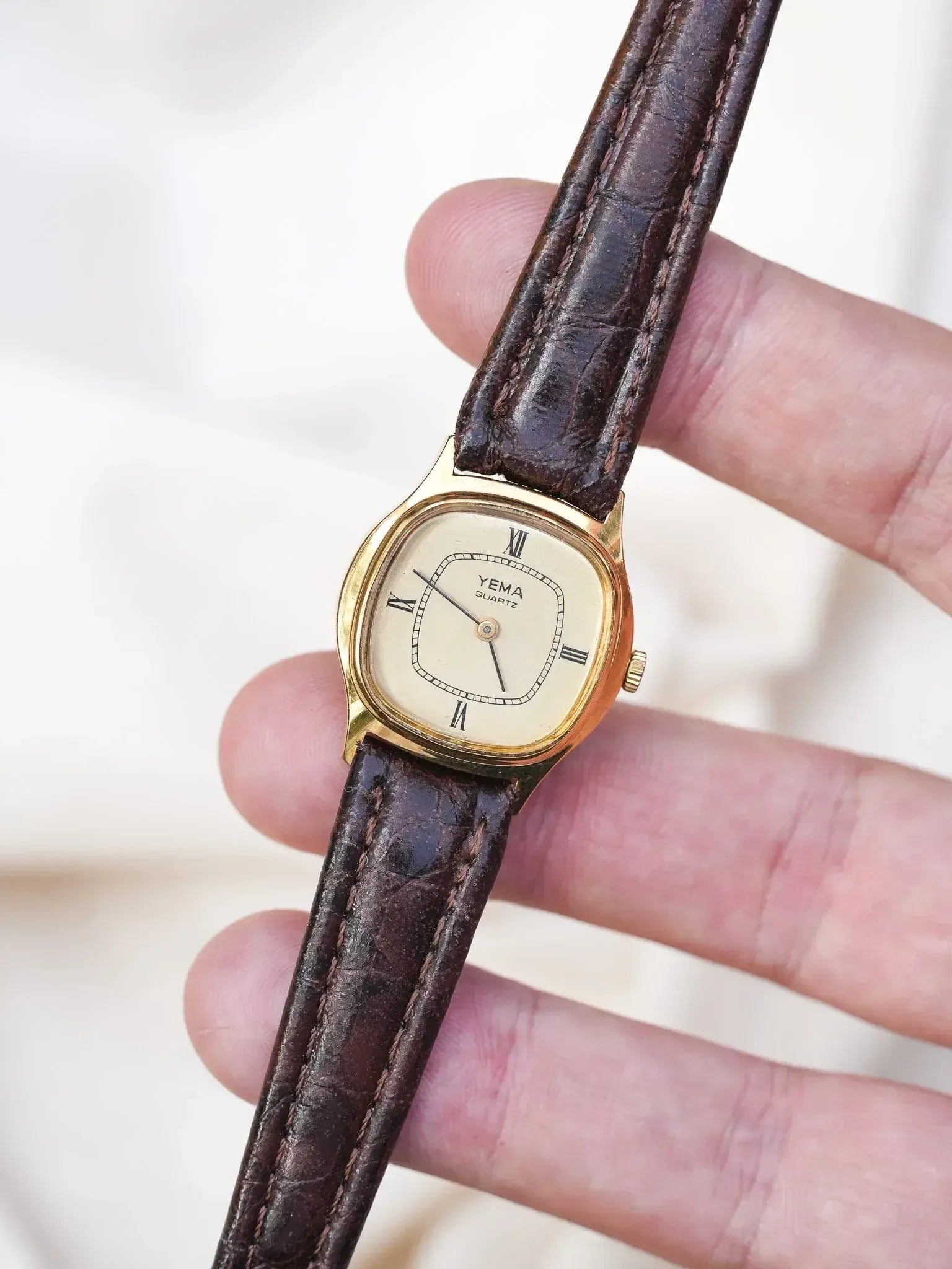 Yema - Mini Tonneau Femme Quartz Plaqué or - 1990s - Atelier Victor