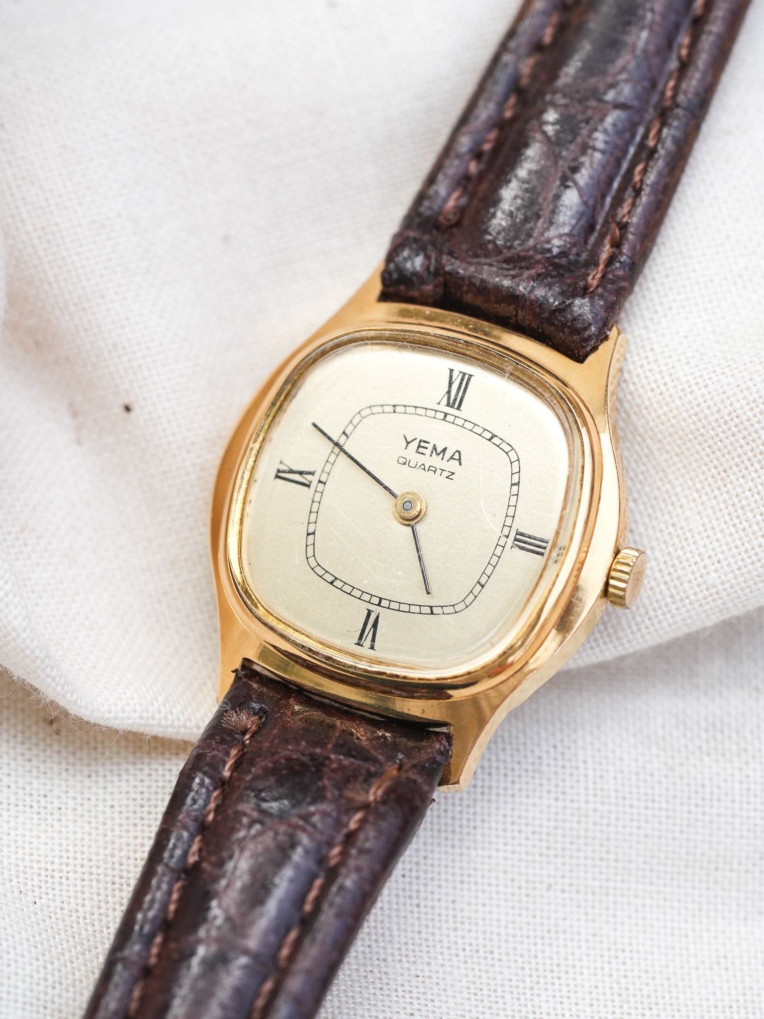 Yema - Mini Tonneau Femme Quartz Plaqué or - 1990s - Atelier Victor - Vintage Shop