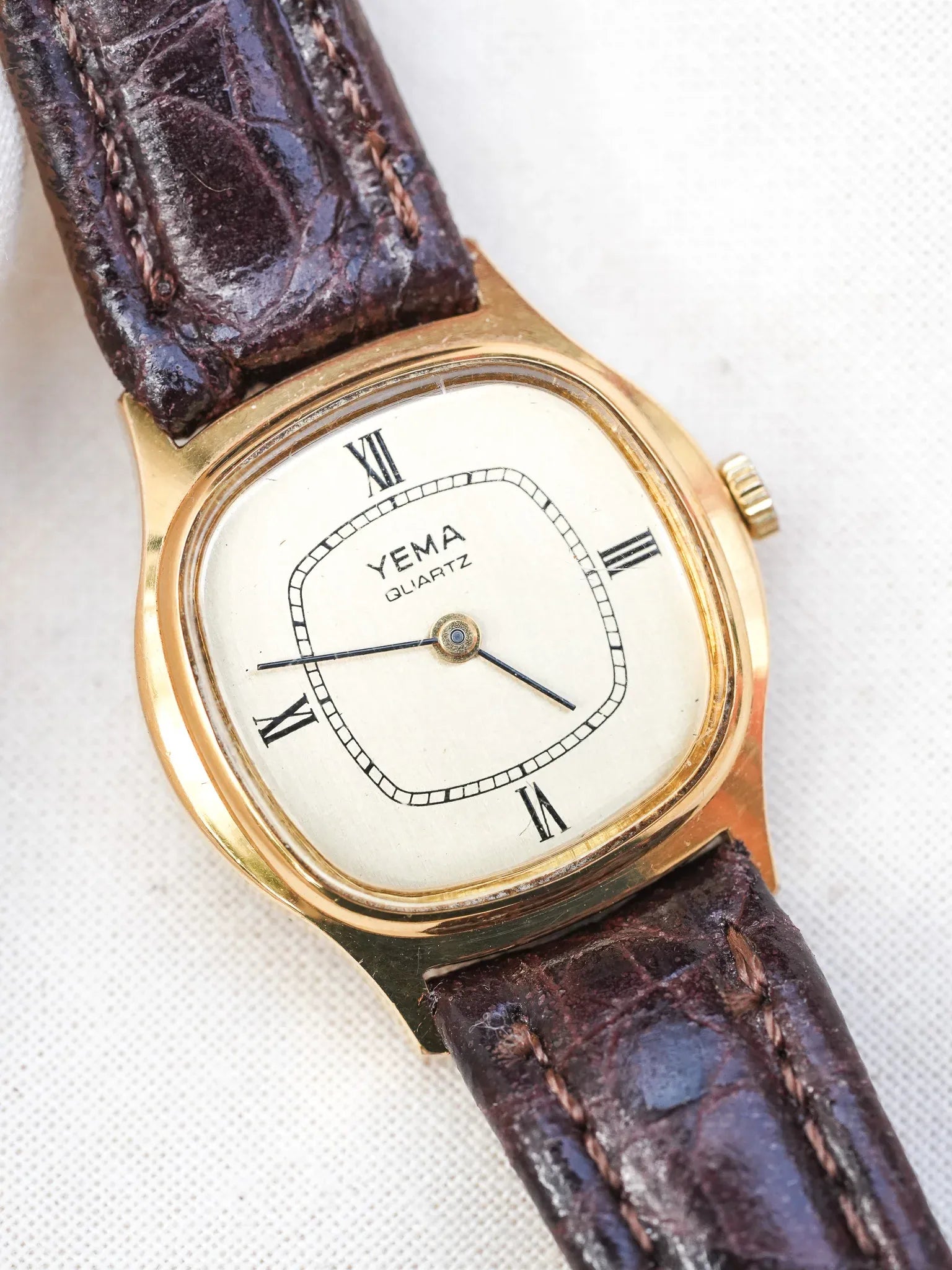 Yema - Mini Tonneau Femme Quartz Plaqué or - 1990s - Atelier Victor - Vintage Shop