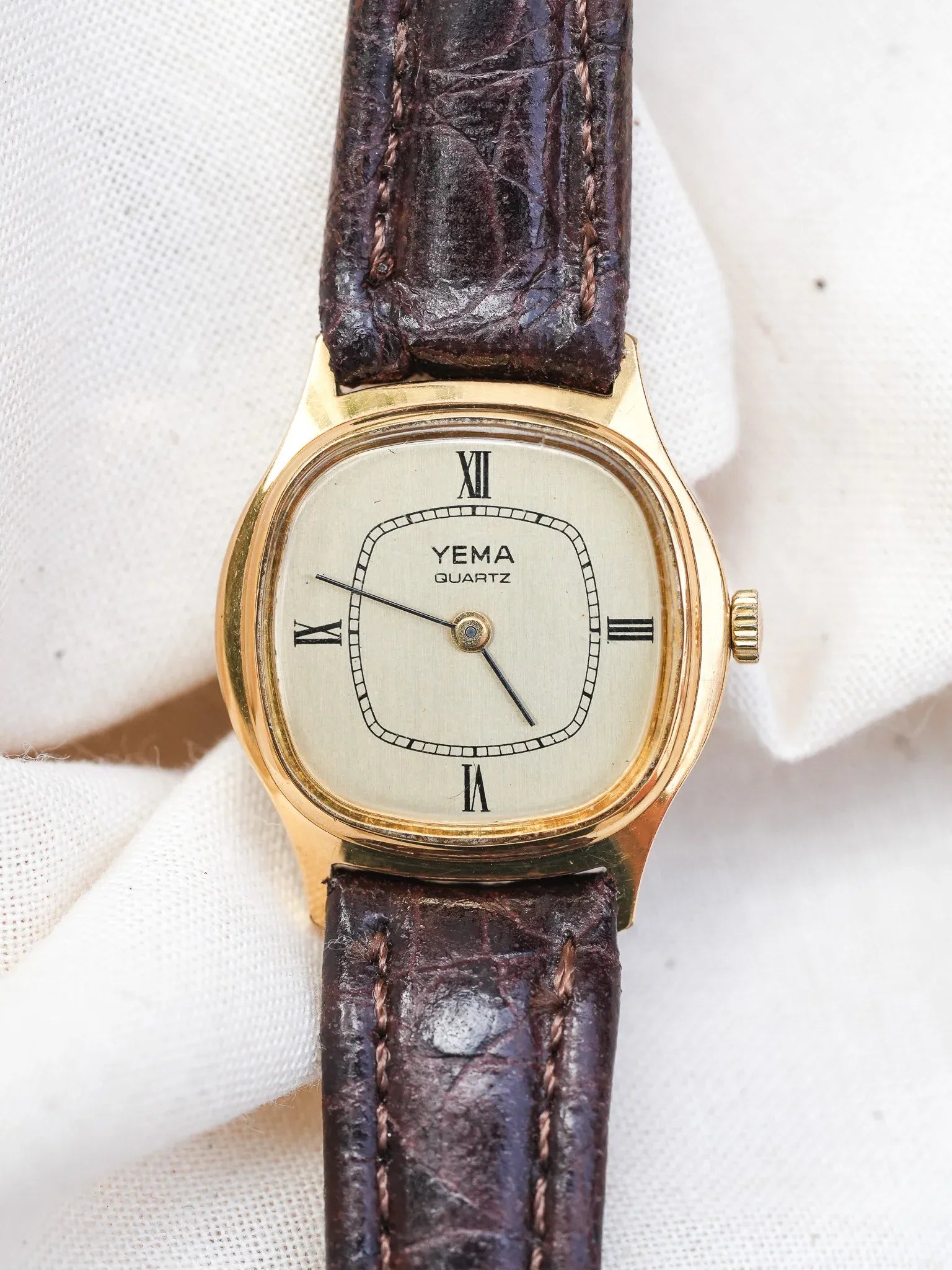 Yema - Mini Tonneau Femme Quartz Plaqué or - 1990s - Atelier Victor - Vintage Shop