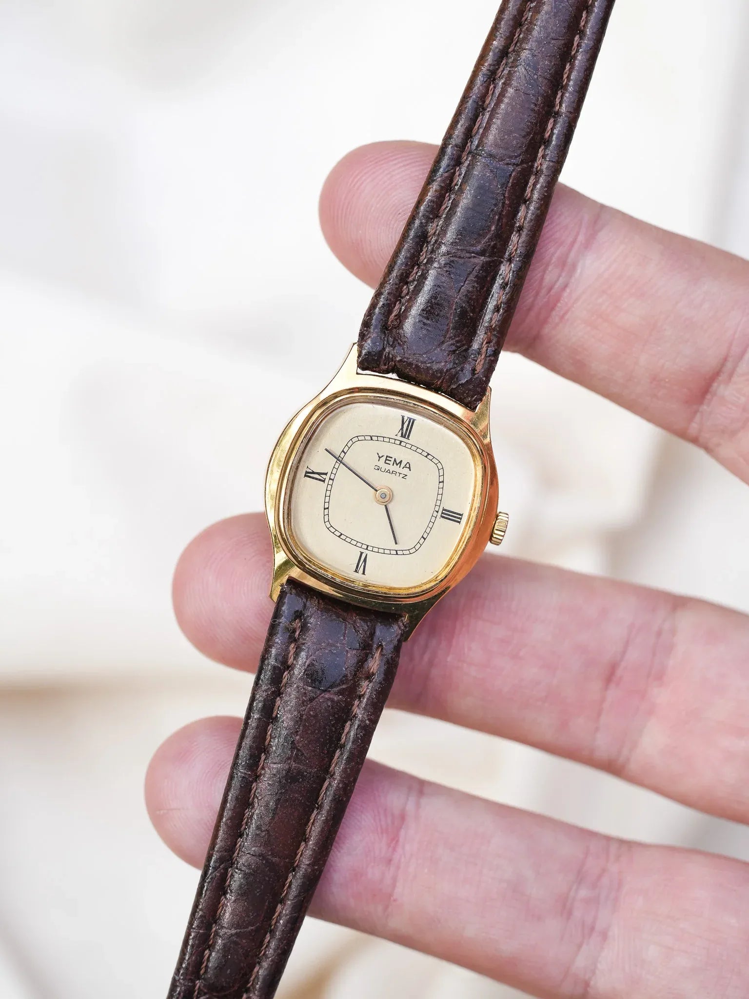 Yema - Mini Tonneau Femme Quartz Plaqué or - 1990s - Atelier Victor - Vintage Shop