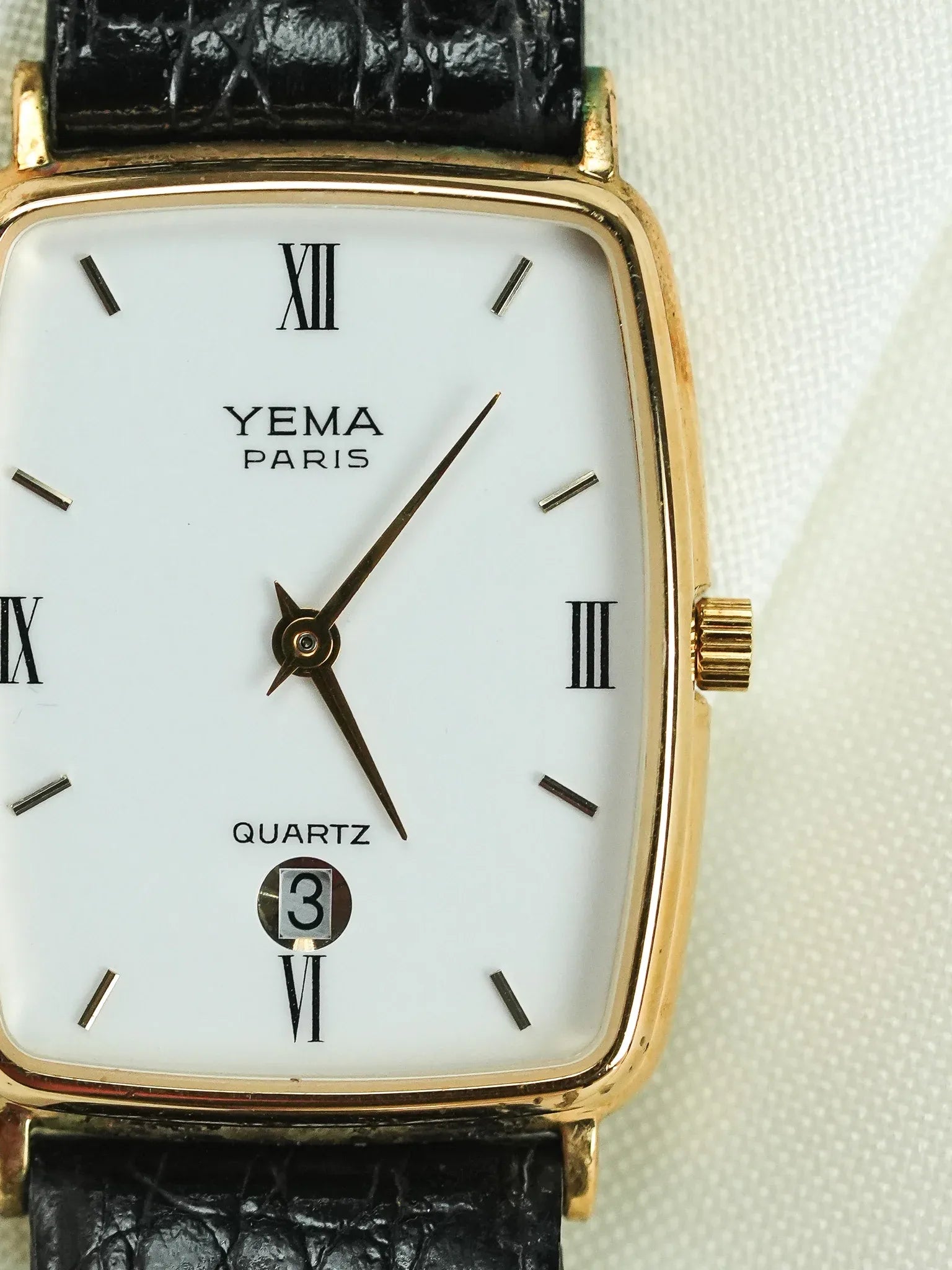 Yema - Paris Tonneau Date 6H Or Cadran blanc Quartz - 1990s - Atelier Victor - Vintage Shop