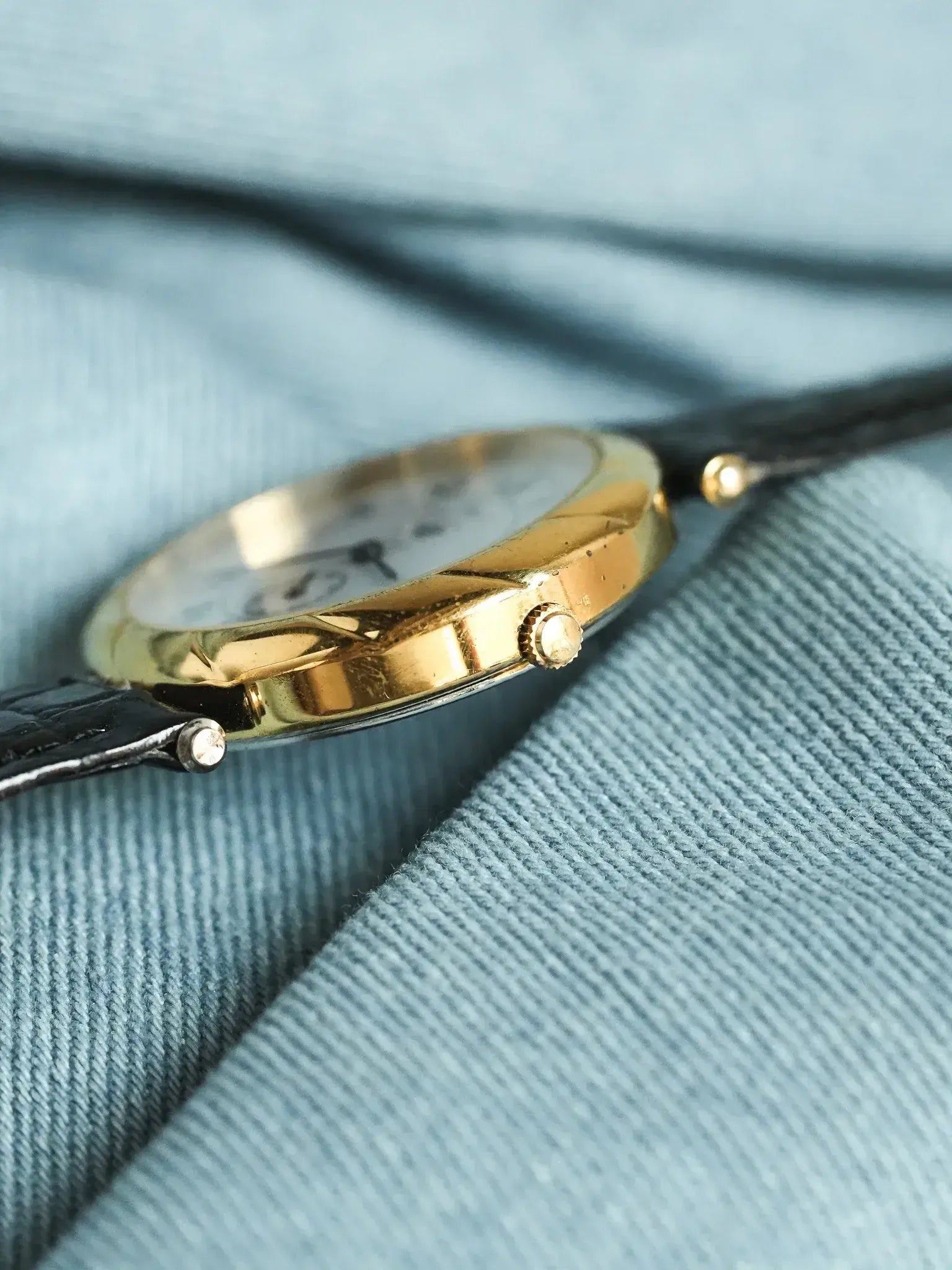 Yonger Bresson - Boitier Or Sculpté Cornes centrales Date Jour - 1990s - Atelier Victor