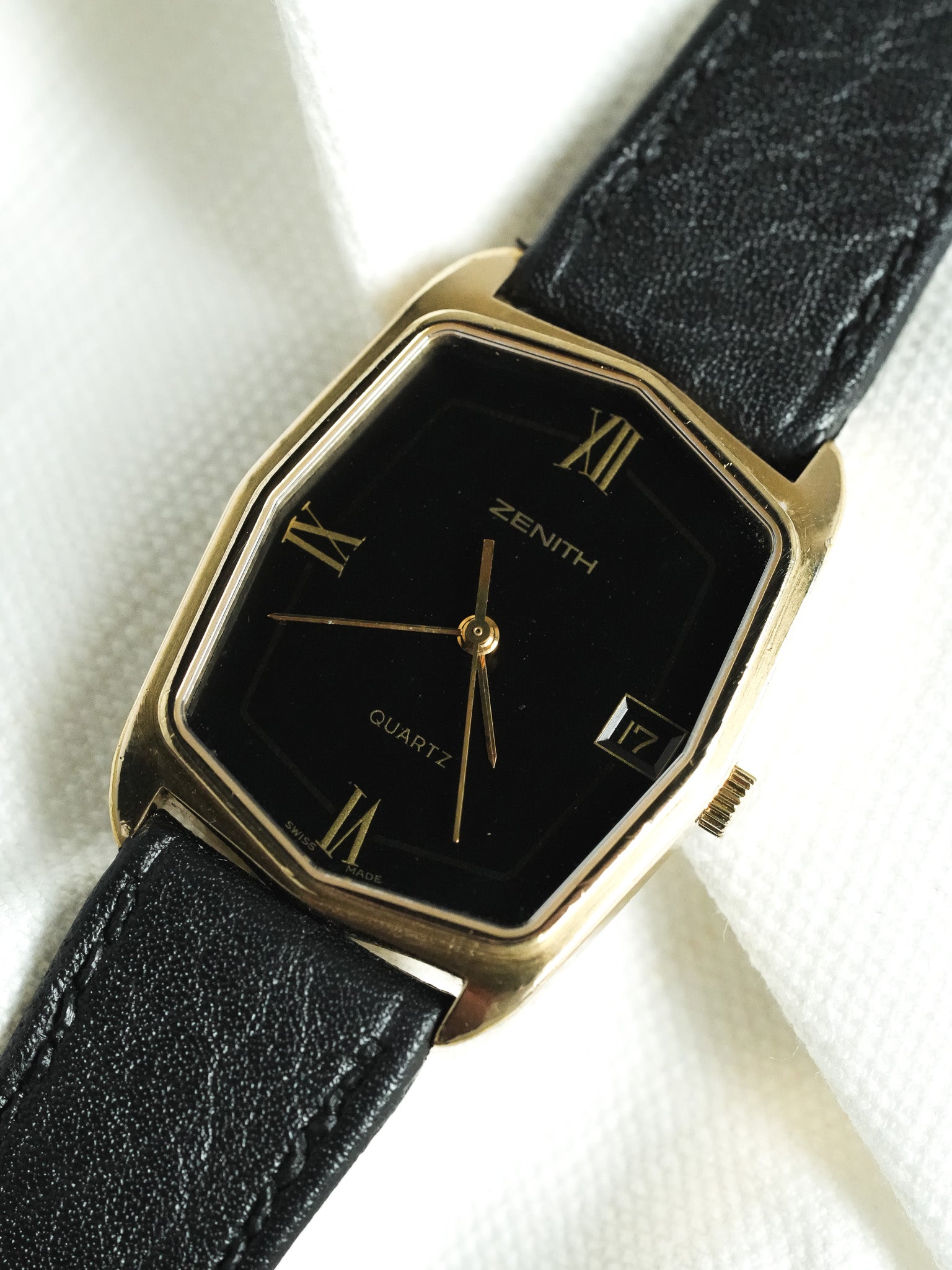 Zenith - Tank Noir Plaqué Or date - 1990s - Atelier Victor - Vintage Shop