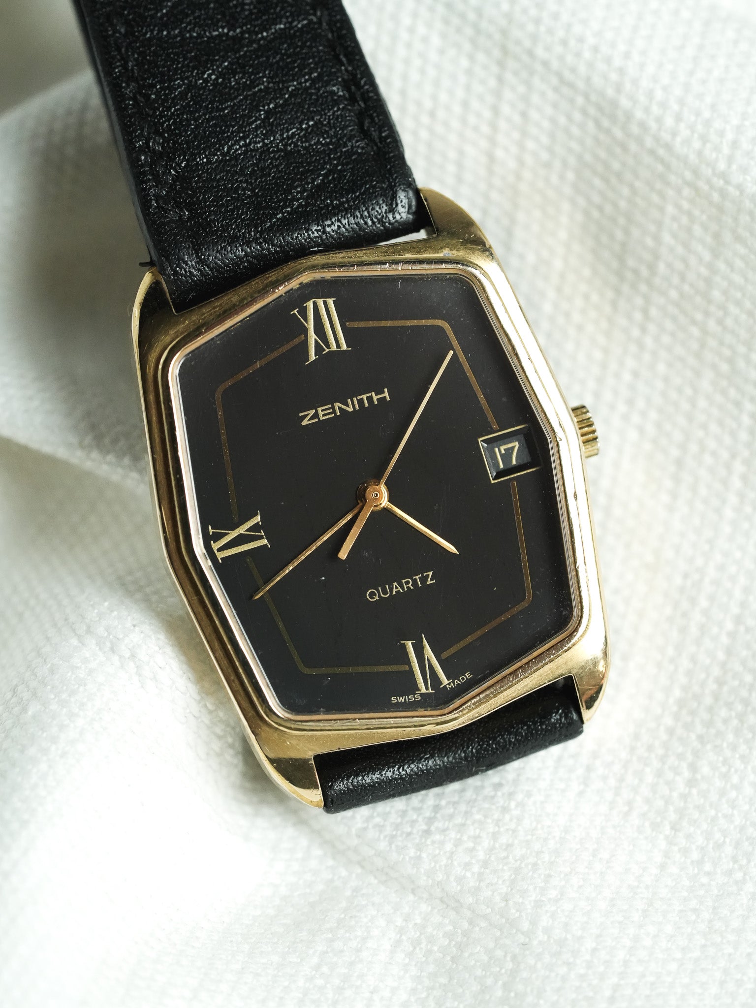 Zenith - Tank Noir Plaqué Or date - 1990s - Atelier Victor - Vintage Shop