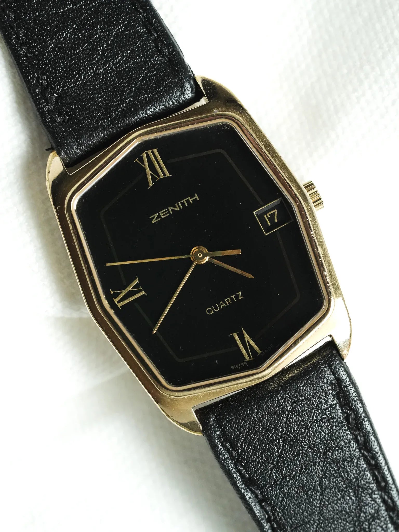 Zenith - Tank Noir Plaqué Or date - 1990s - Atelier Victor - Vintage Shop