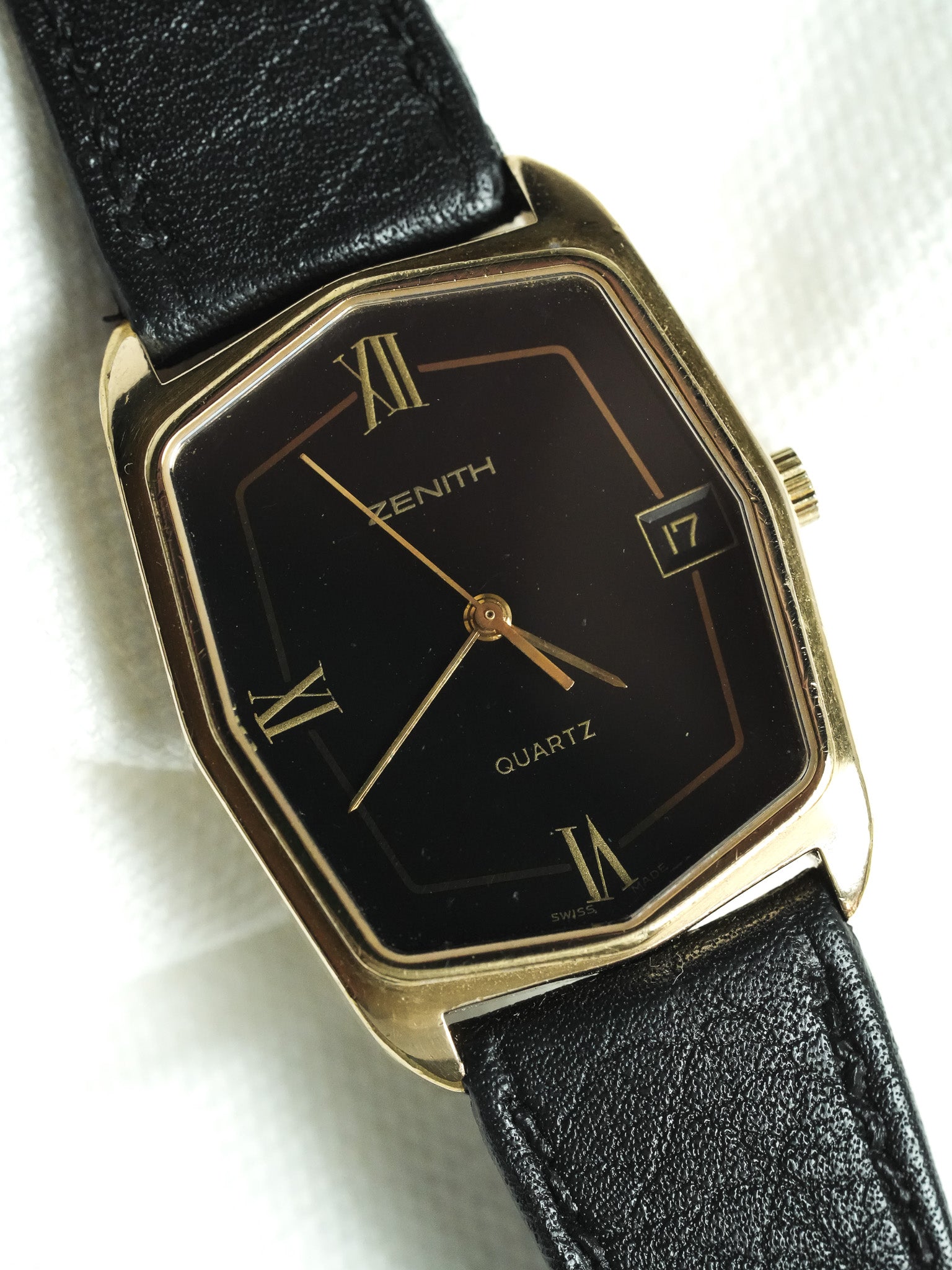 Zenith - Tank Noir Plaqué Or date - 1990s - Atelier Victor - Vintage Shop
