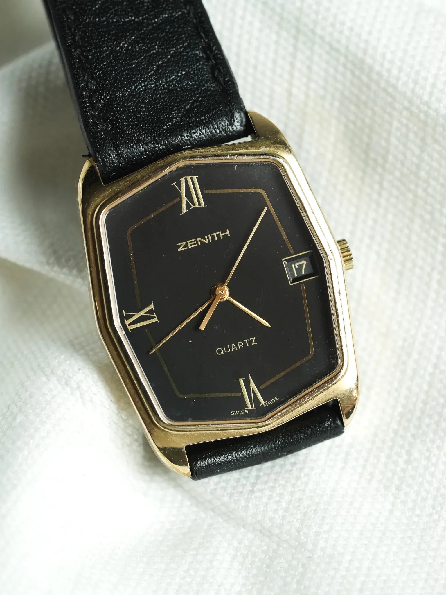 Zenith - Tank Noir Plaqué Or date - 1990s - Atelier Victor - Vintage Shop