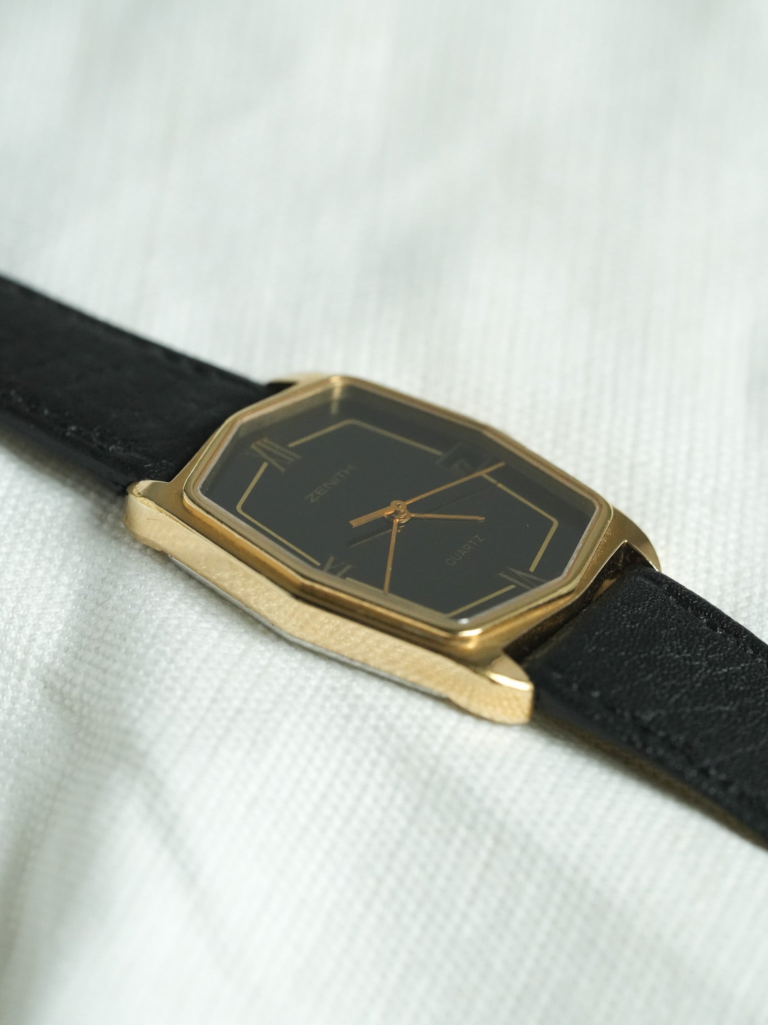 Zenith - Tank Noir Plaqué Or date - 1990s - Atelier Victor - Vintage Shop