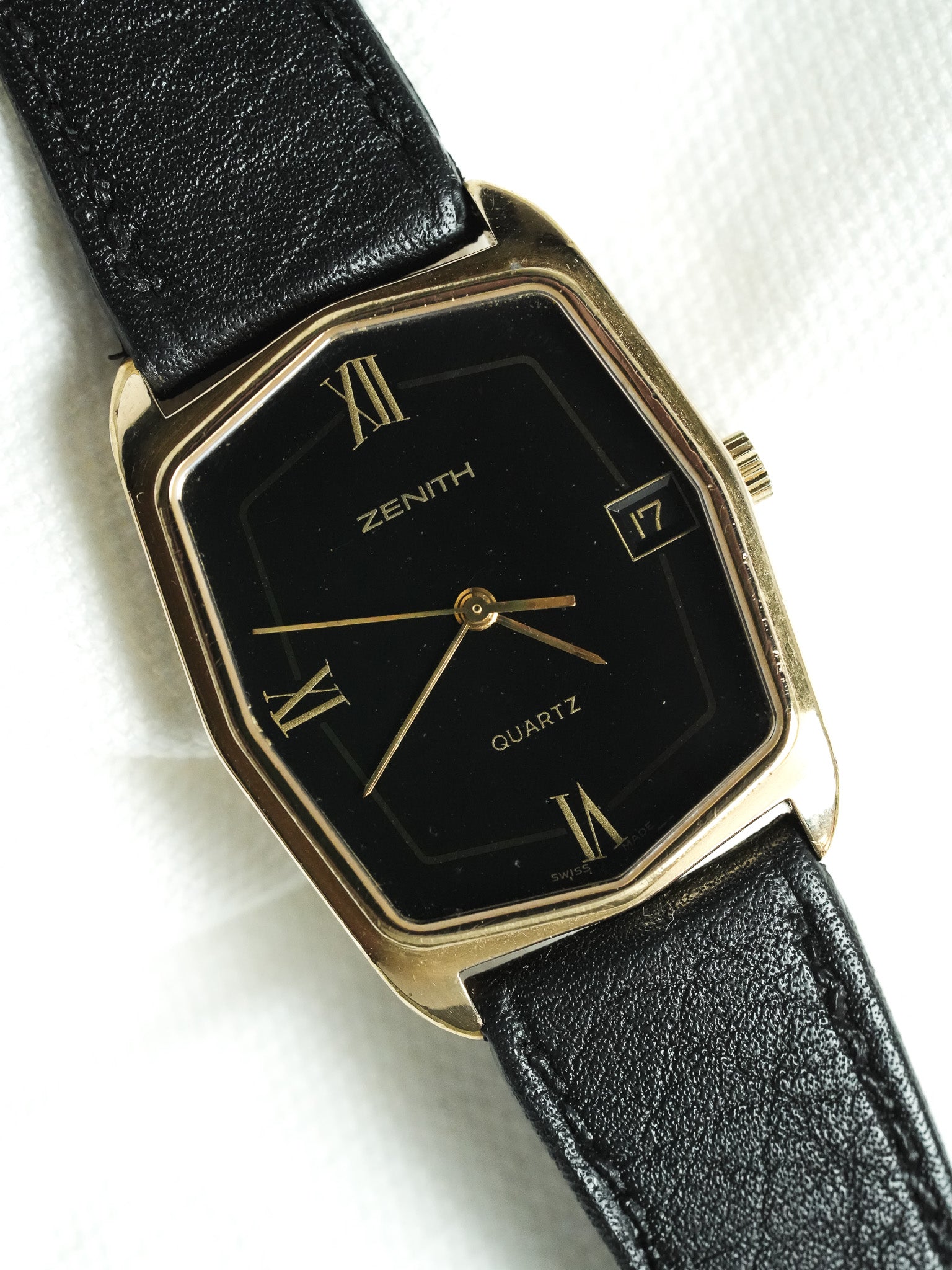 Zenith - Tank Noir Plaqué Or date - 1990s - Atelier Victor - Vintage Shop