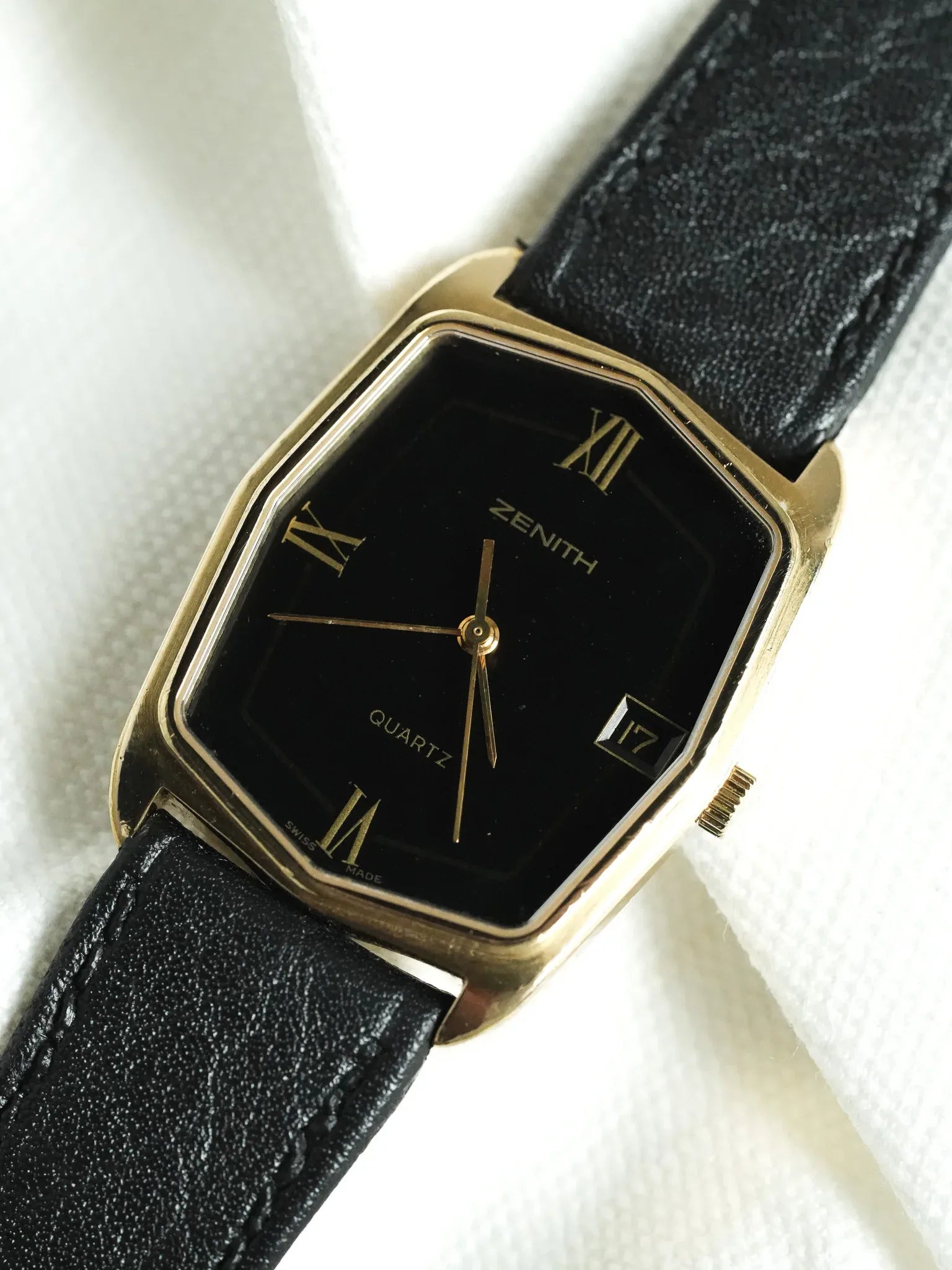 Zenith - Tank Noir Plaqué Or date - 1990s - Atelier Victor - Vintage Shop