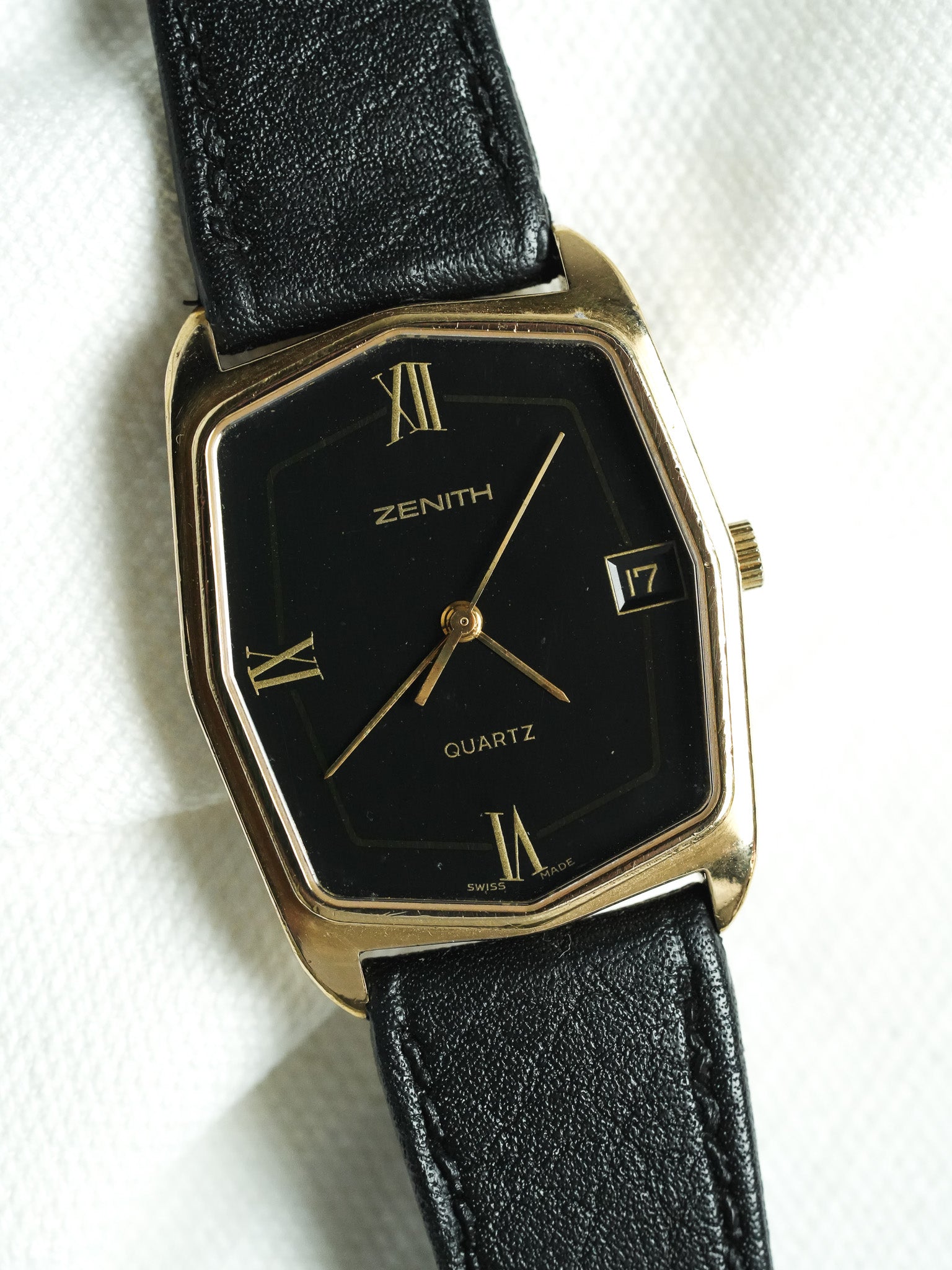 Zenith - Tank Noir Plaqué Or date - 1990s - Atelier Victor - Vintage Shop