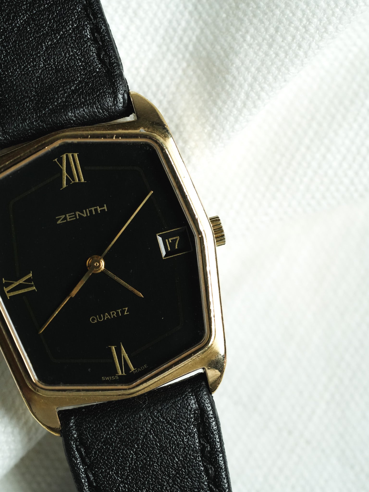 Zenith - Tank Noir Plaqué Or date - 1990s - Atelier Victor - Vintage Shop