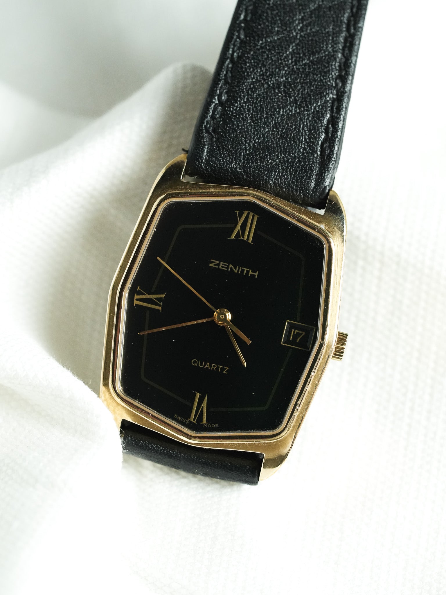 Zenith - Tank Noir Plaqué Or date - 1990s - Atelier Victor - Vintage Shop