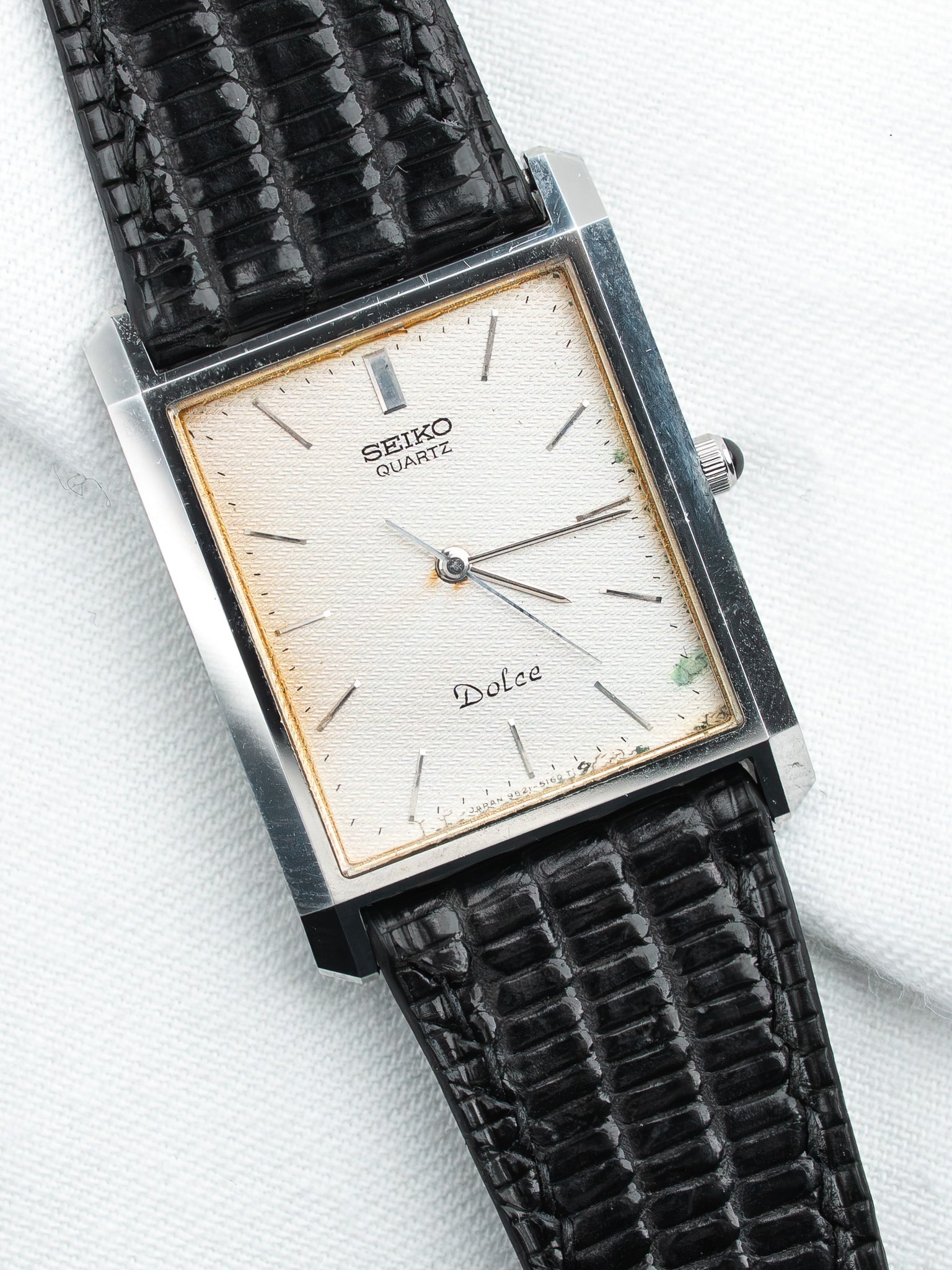 Seiko Dolce 9521-5160 Carrée Acier — Cadran Gaufré Or (1983)