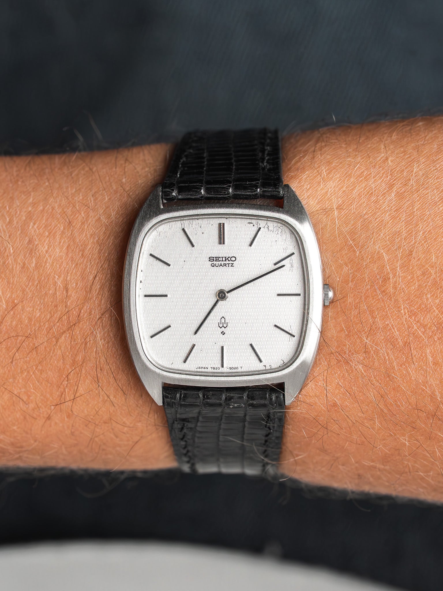 Seiko 7820-5020 Coussin Acier — Cadran Gaufré Argenté (1987)