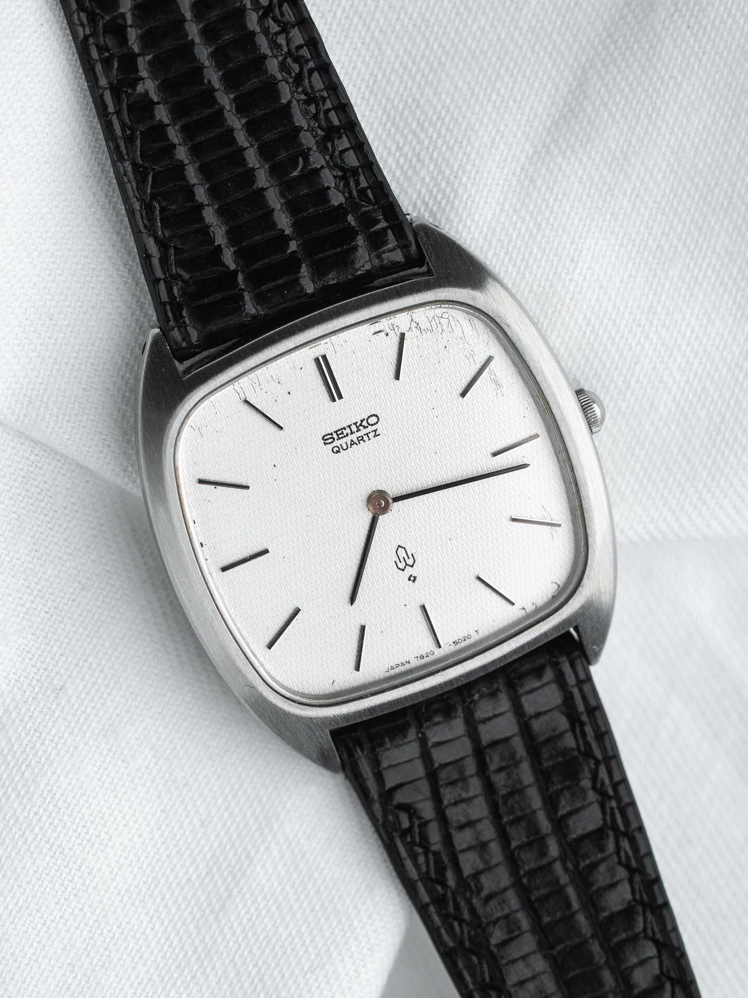 Seiko 7820-5020 Coussin Acier — Cadran Gaufré Argenté (1987)