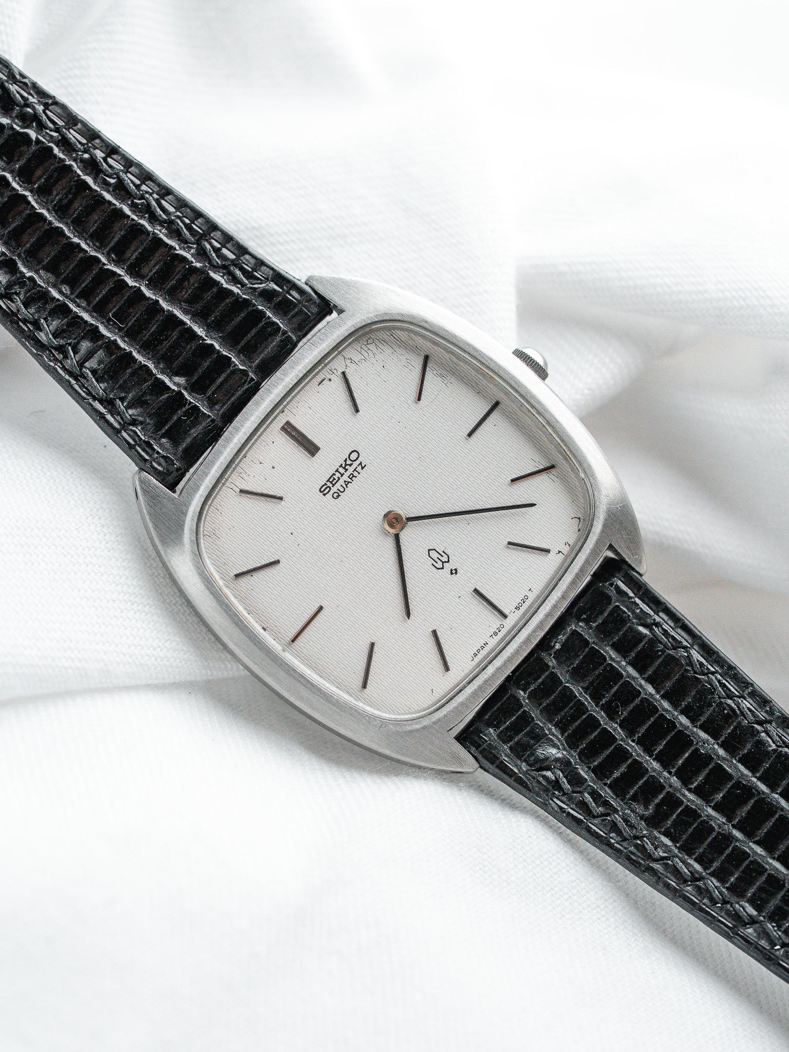 Seiko 7820-5020 Coussin Acier — Cadran Gaufré Argenté (1987)