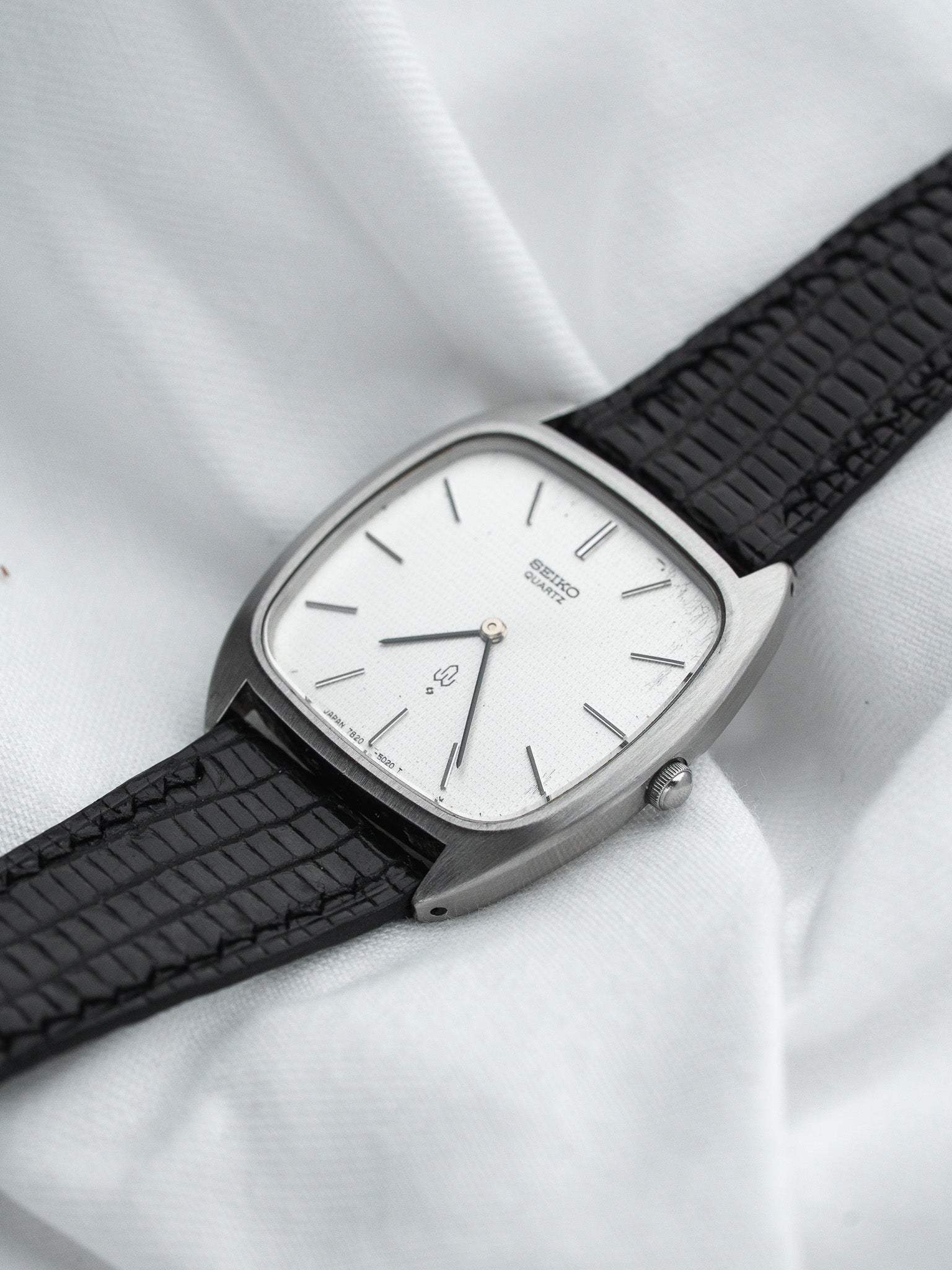 Seiko 7820-5020 Coussin Acier — Cadran Gaufré Argenté (1987)