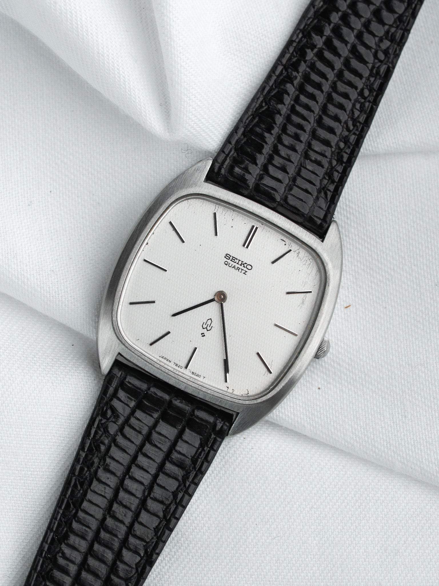 Seiko 7820-5020 Coussin Acier — Cadran Gaufré Argenté (1987)