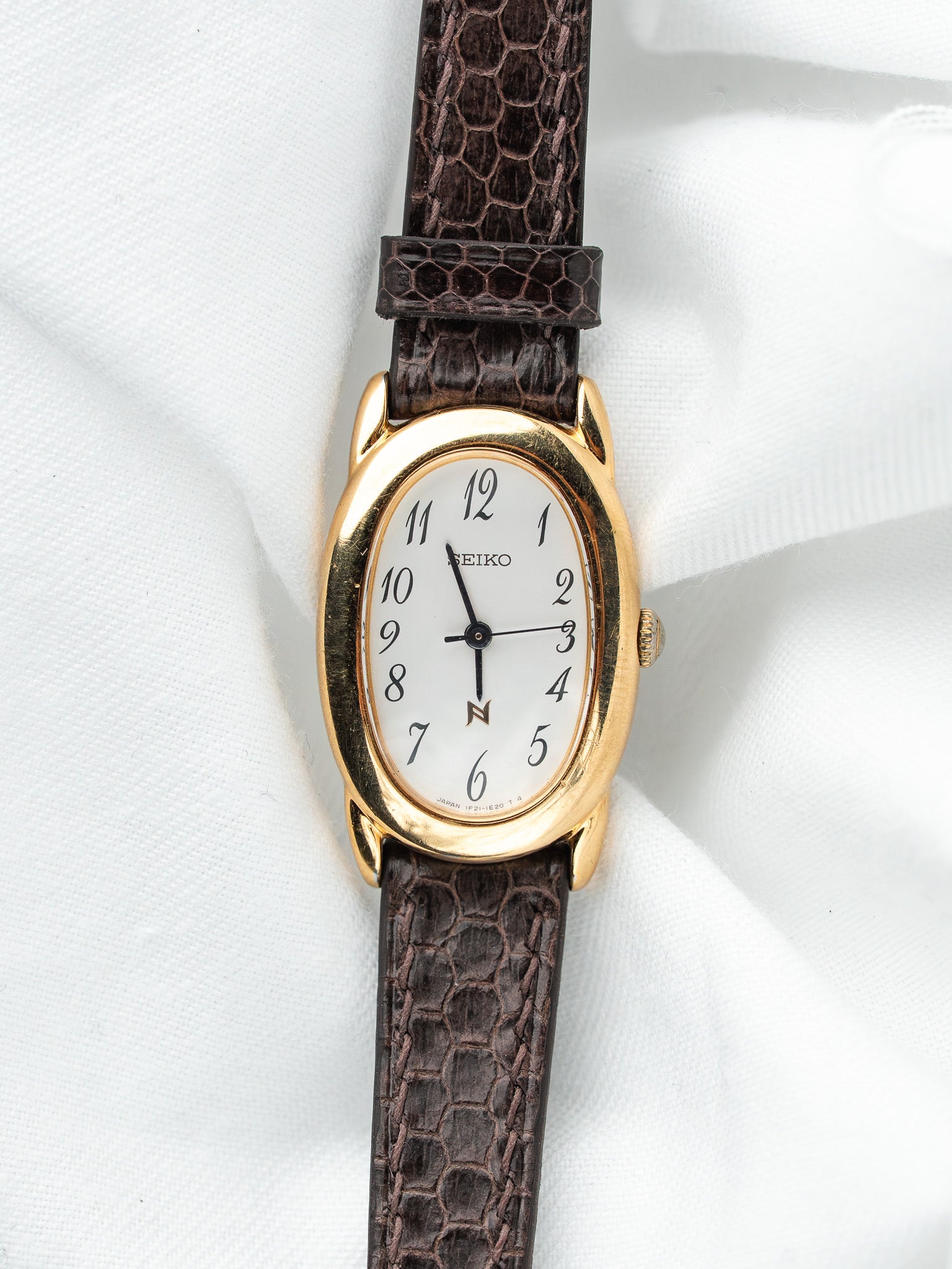 Seiko Noie 1F21-5B70 Baignoire Plaqué Or — Cadran Blanc Arabe (1994)