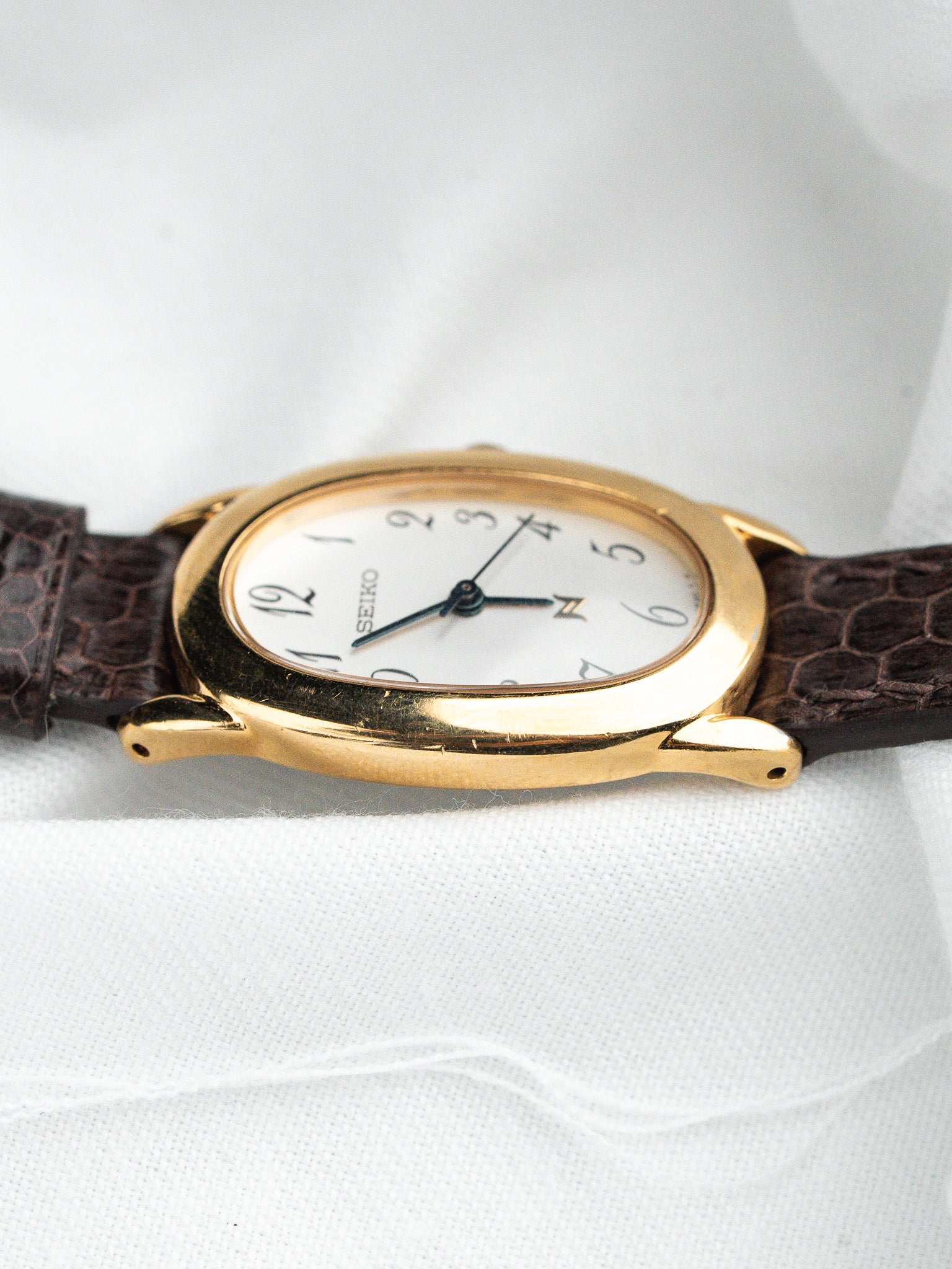 Seiko Noie 1F21-5B70 Baignoire Plaqué Or — Cadran Blanc Arabe (1994)