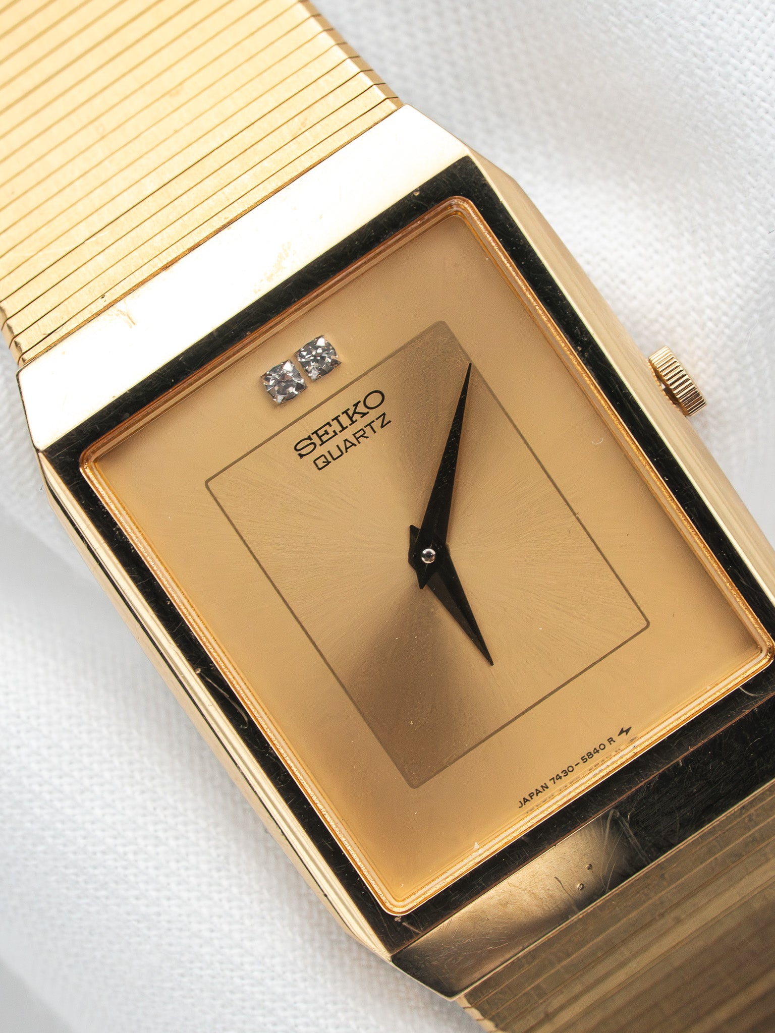 Seiko 7430-5540 Rectangulaire Plaqué Or — Cadran Or Soleillé (1984)