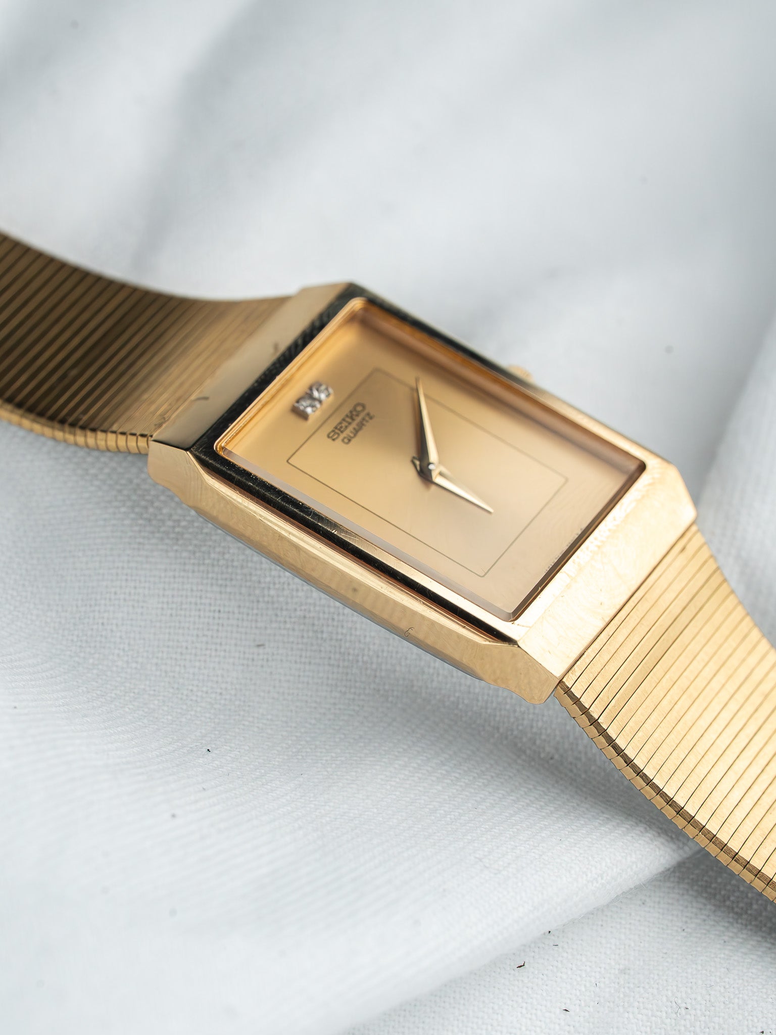 Seiko 7430-5540 Rectangulaire Plaqué Or — Cadran Or Soleillé (1984)