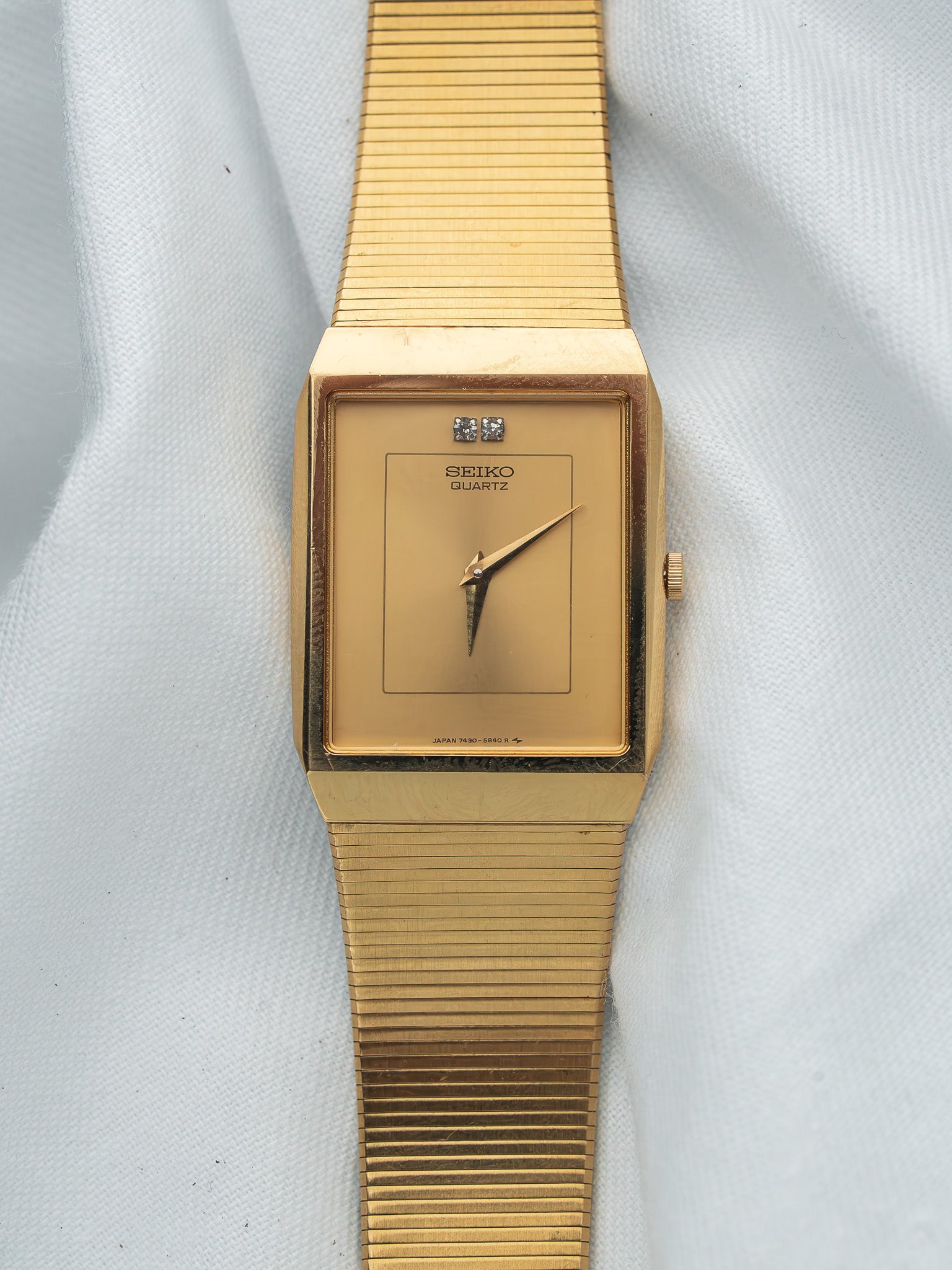 Seiko 7430-5540 Rectangulaire Plaqué Or — Cadran Or Soleillé (1984)