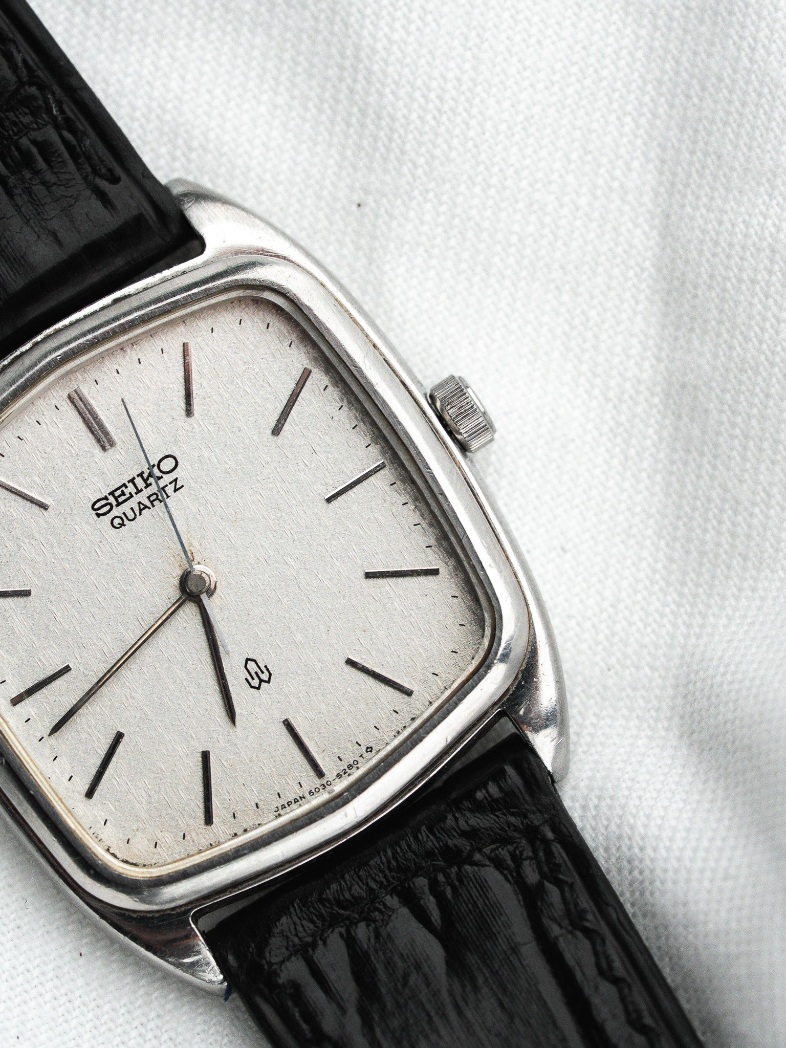 Seiko 6030-5250 Coussin Acier — Cadran Lin Argenté (1980)