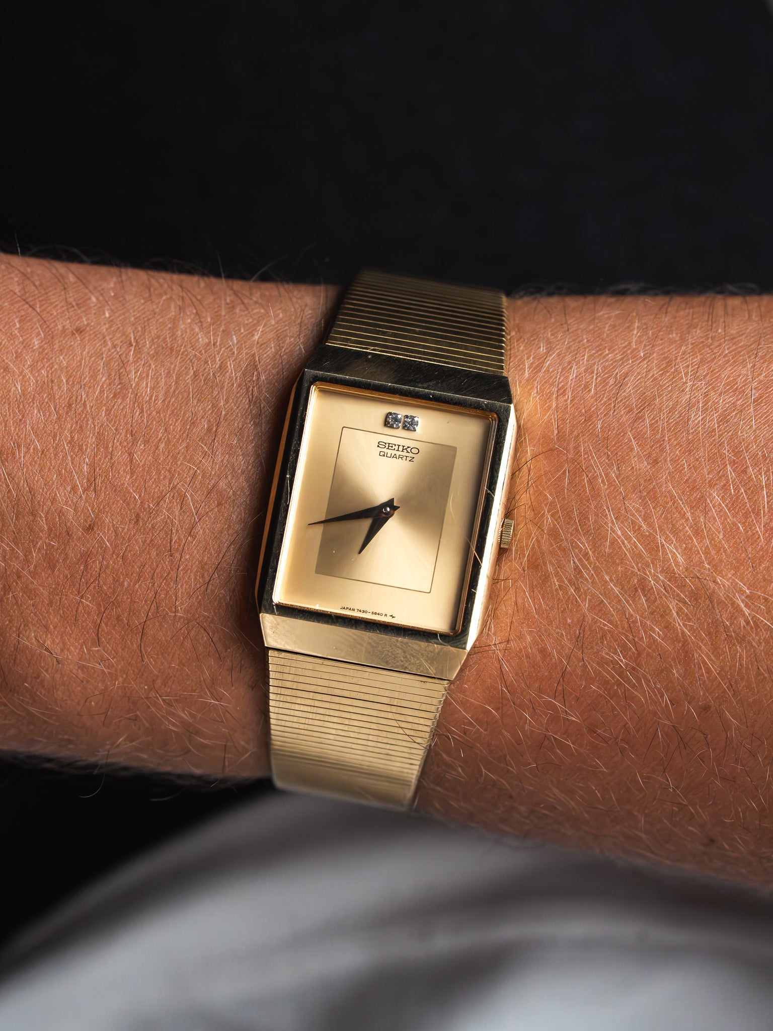 Seiko 7430-5540 Rectangulaire Plaqué Or — Cadran Or Soleillé (1984)