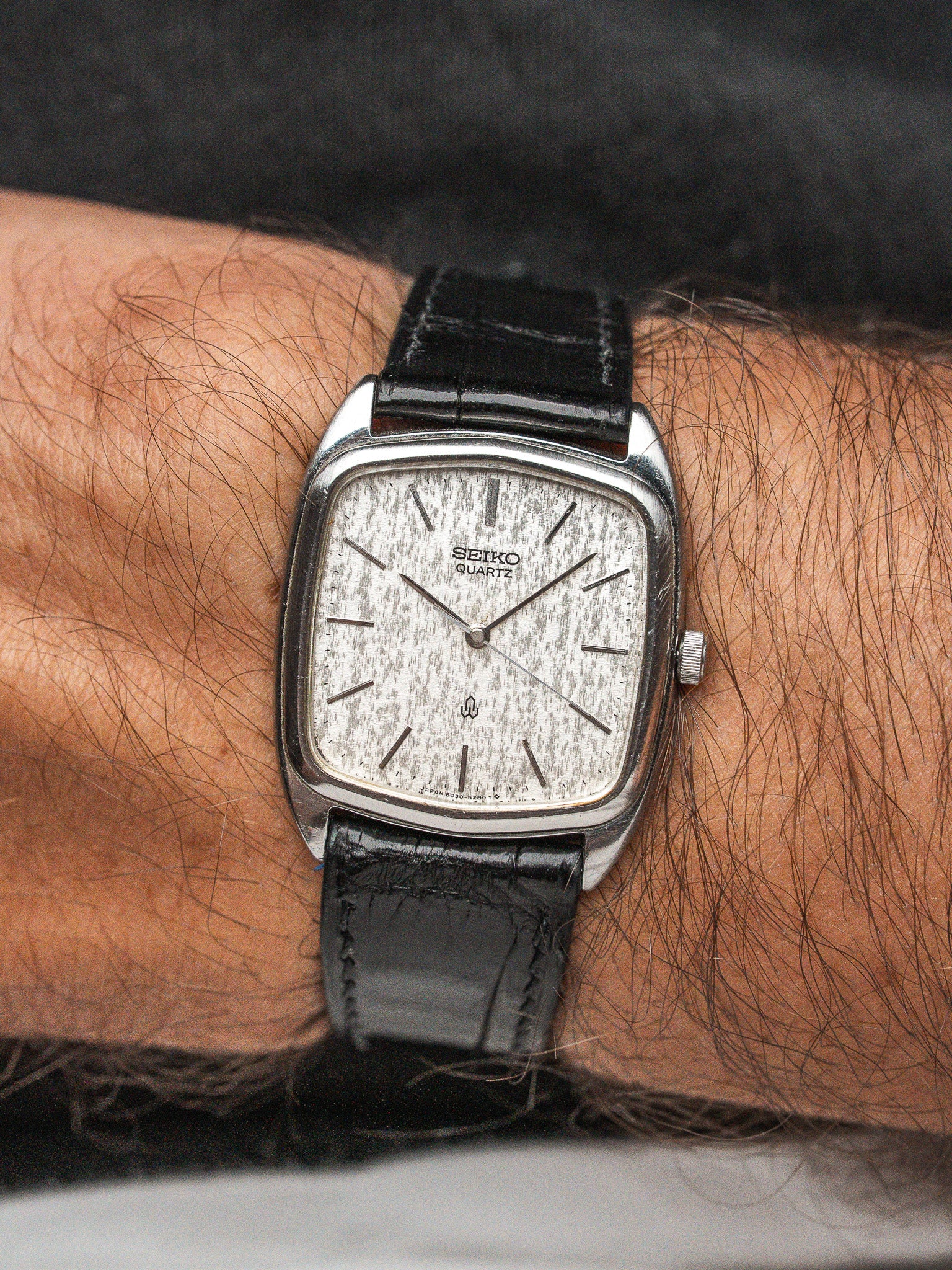 Seiko 6030-5250 Coussin Acier — Cadran Lin Argenté (1980)