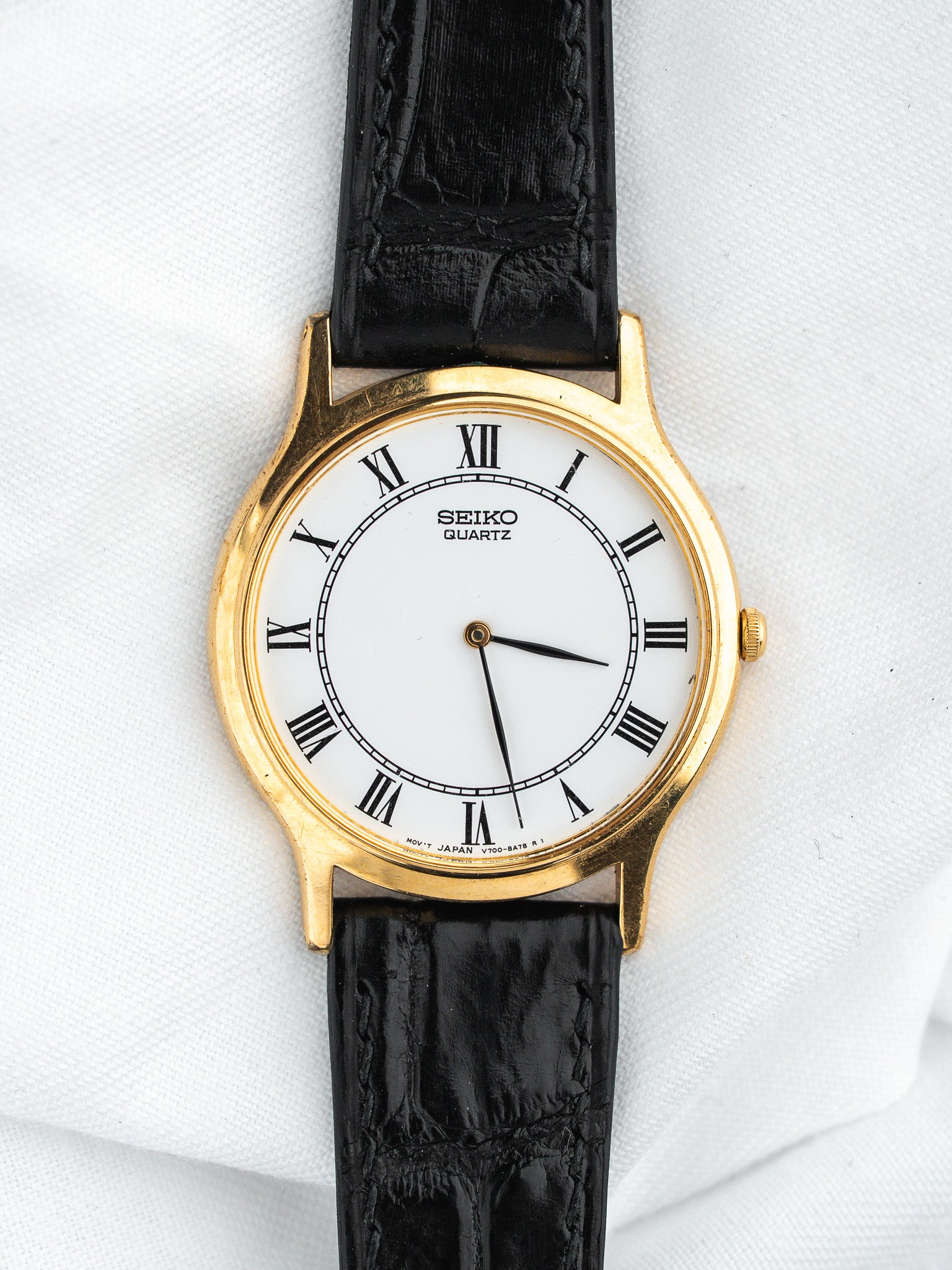 Seiko V700-8A10 Redondo Chapado en Oro — Esfera Blanca Romana (1990s) 