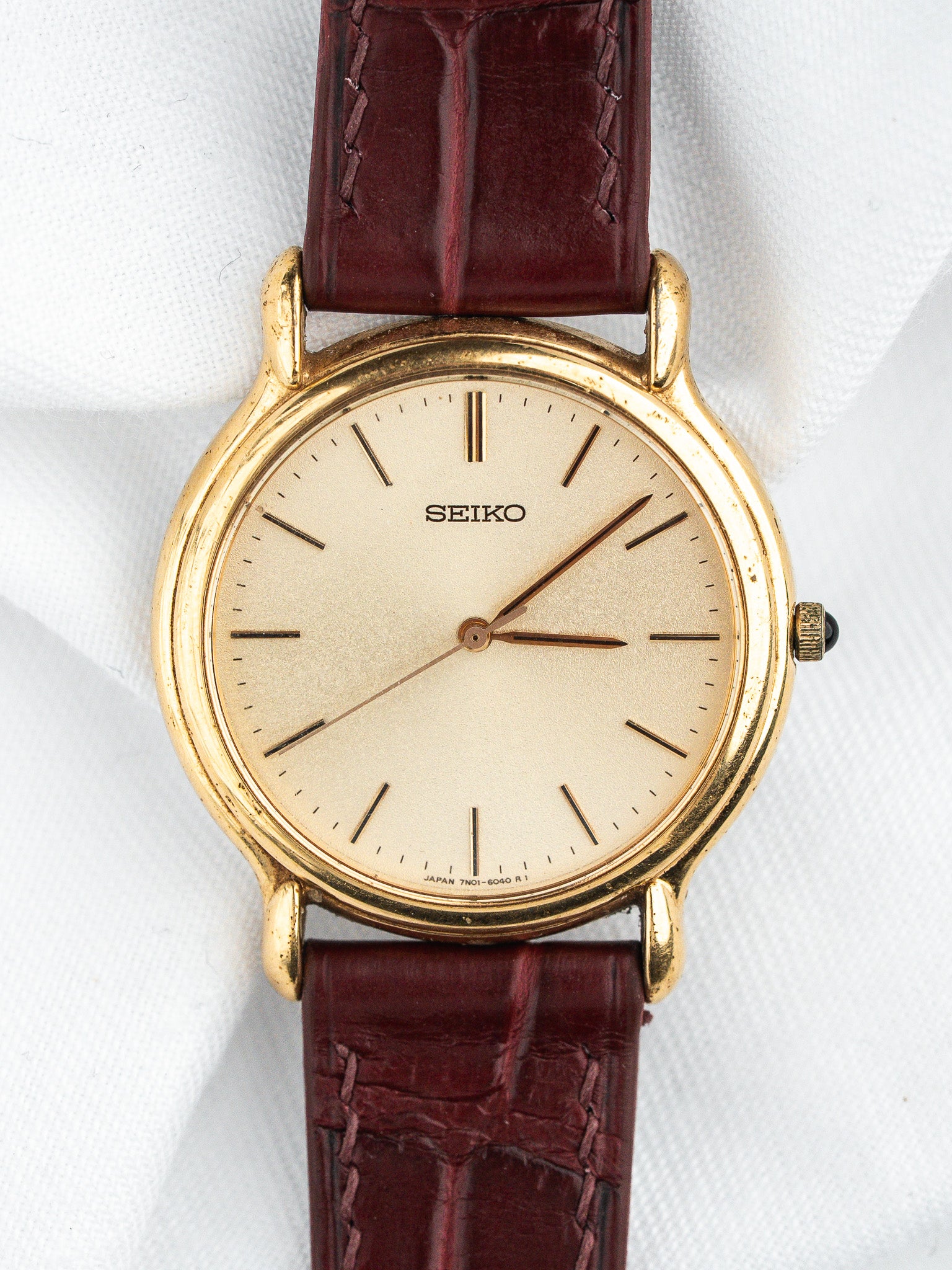 Seiko 7N01-6030 Redondo Chapado en oro — Esfera dorada arenada (2001) 