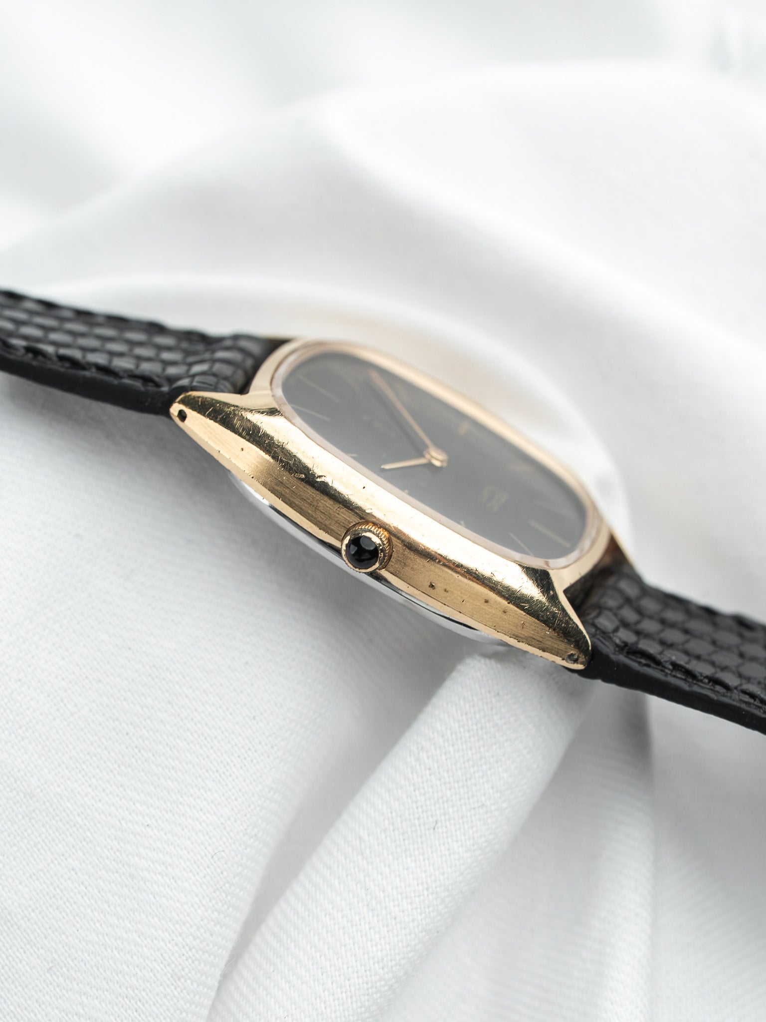 ساعة Seiko فينتاج Tonneau ذهب 4130-5180 — ميناء أسود (1976) 