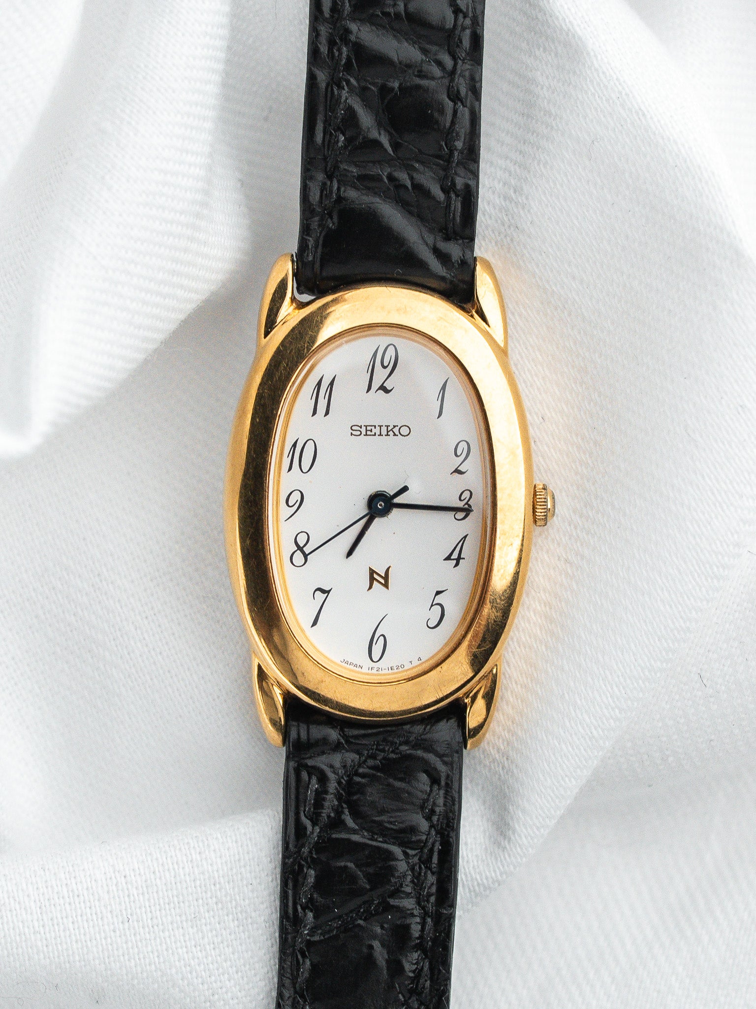 ساعة Seiko فينتاج 1F21-5B70 — Baignoire مطلية بالذهب (1995) 
