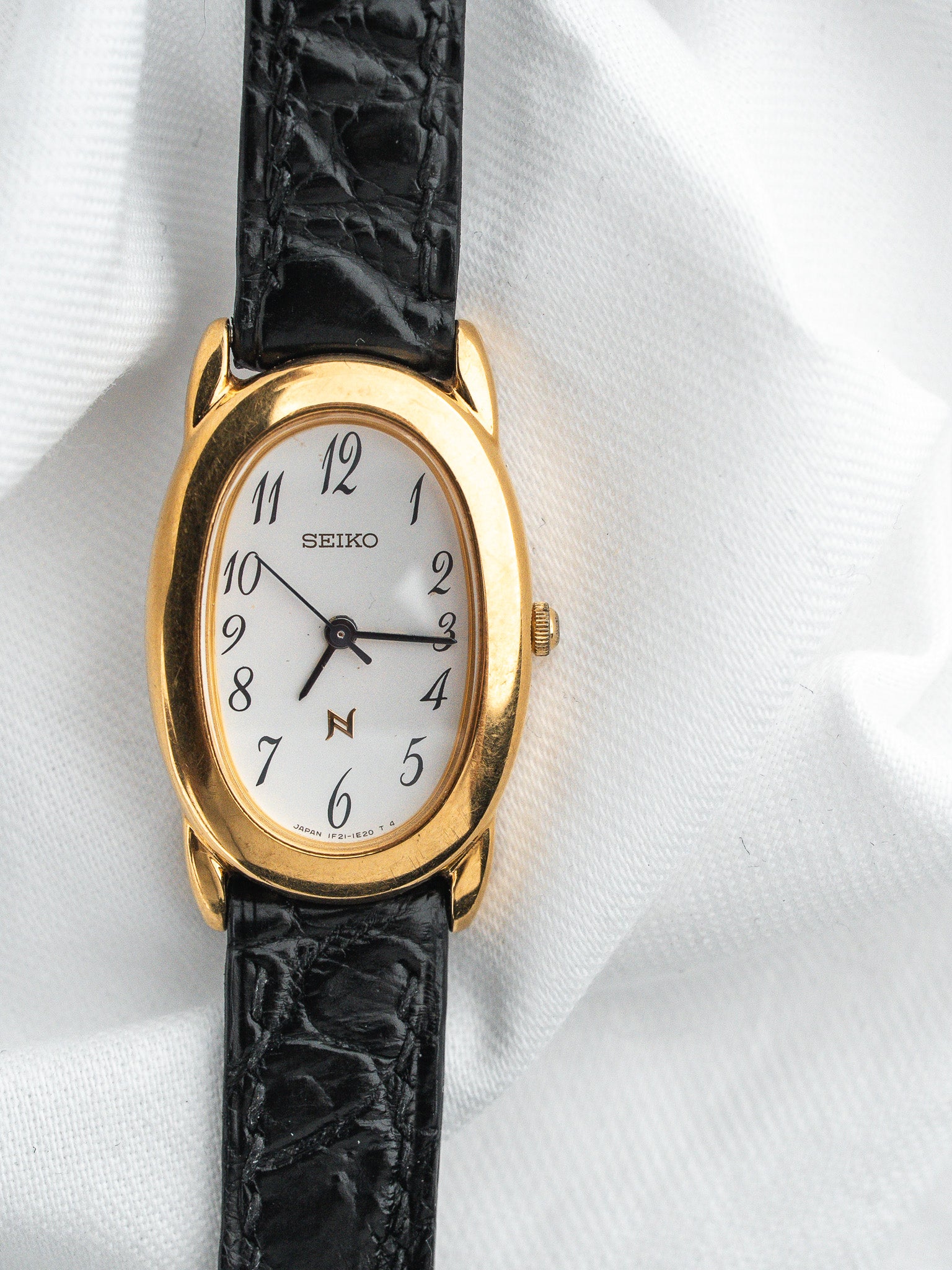 ساعة Seiko فينتاج 1F21-5B70 — Baignoire مطلية بالذهب (1995) 