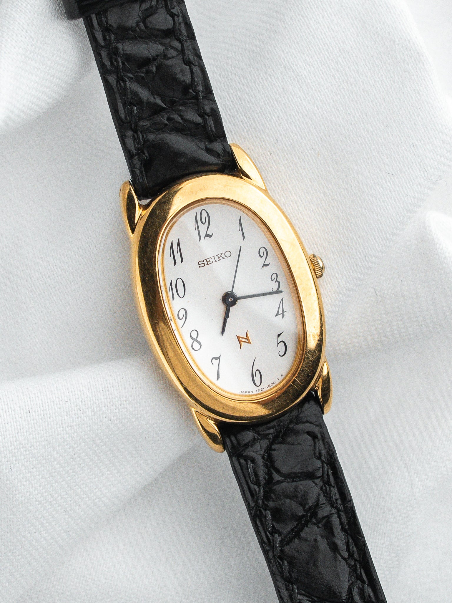 ساعة Seiko فينتاج 1F21-5B70 — Baignoire مطلية بالذهب (1995) 