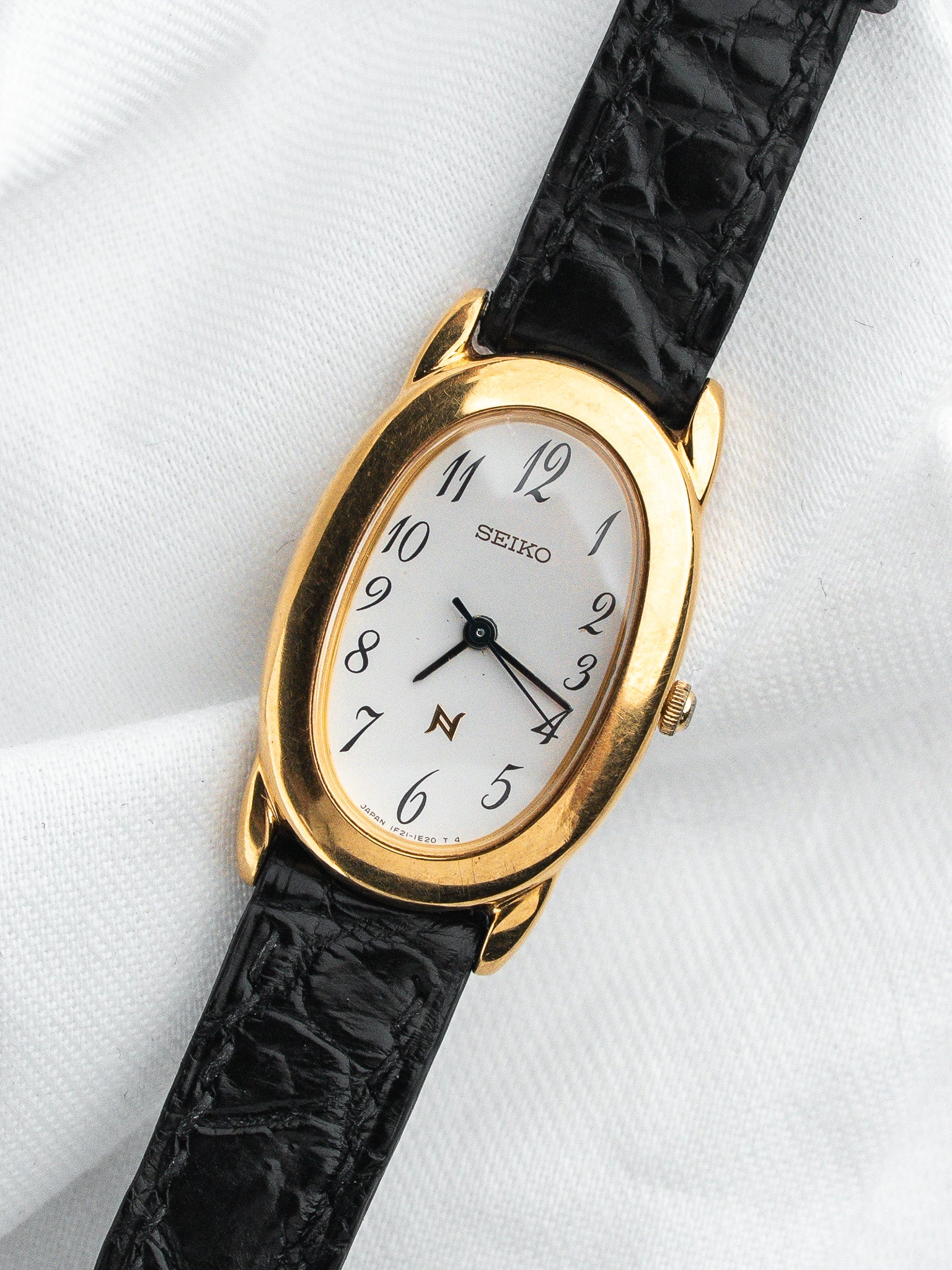 ساعة Seiko فينتاج 1F21-5B70 — Baignoire مطلية بالذهب (1995) 