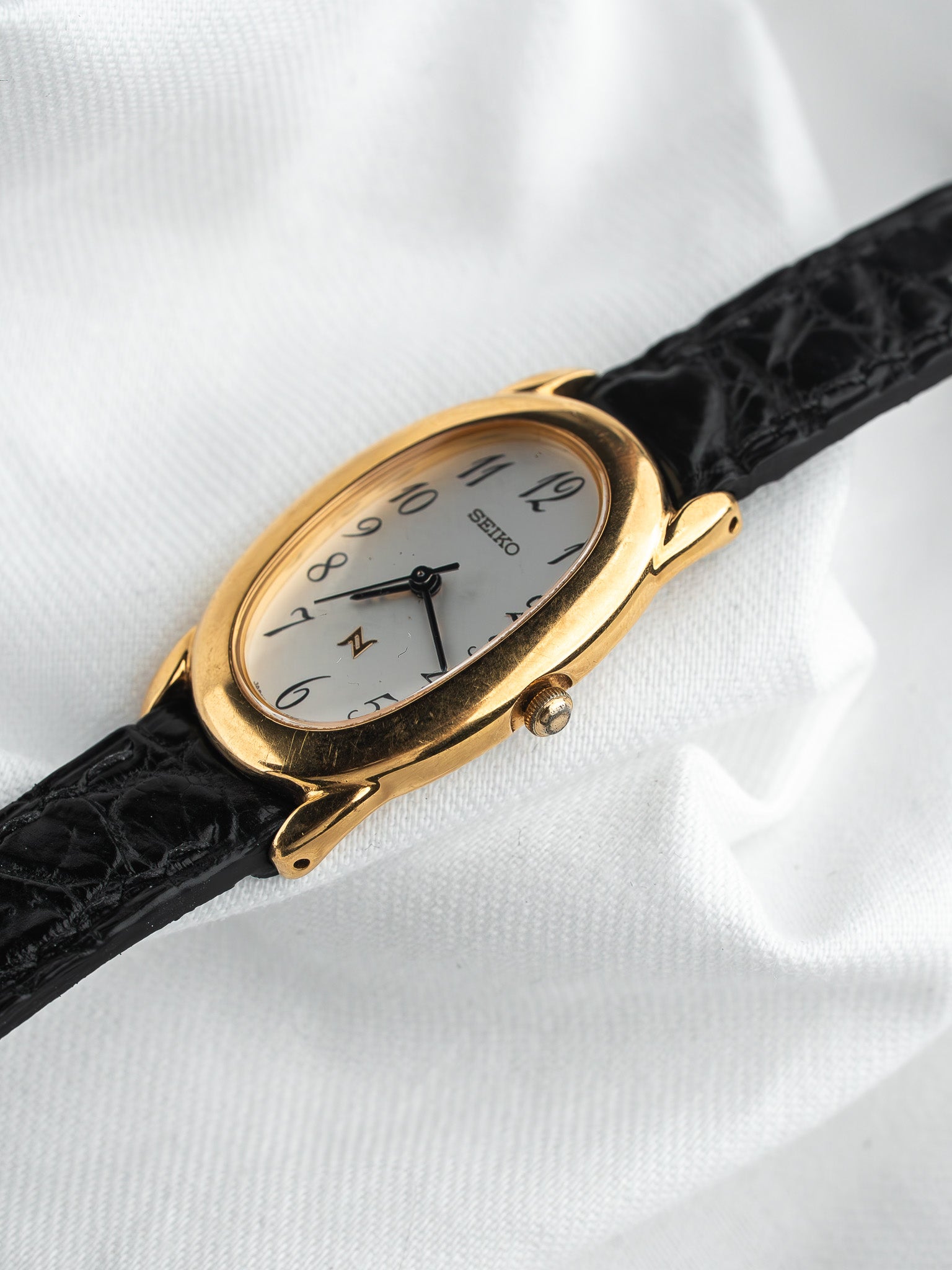 ساعة Seiko فينتاج 1F21-5B70 — Baignoire مطلية بالذهب (1995) 