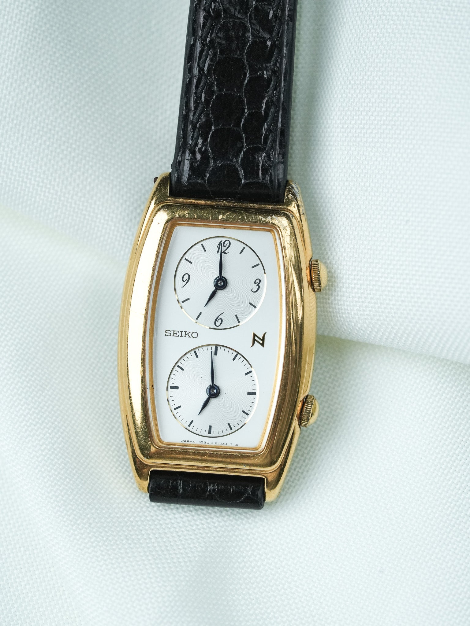 Montre Seiko Vintage - Tank "Dual Time" Plaqué or Noir (1994) - Atelier Victor