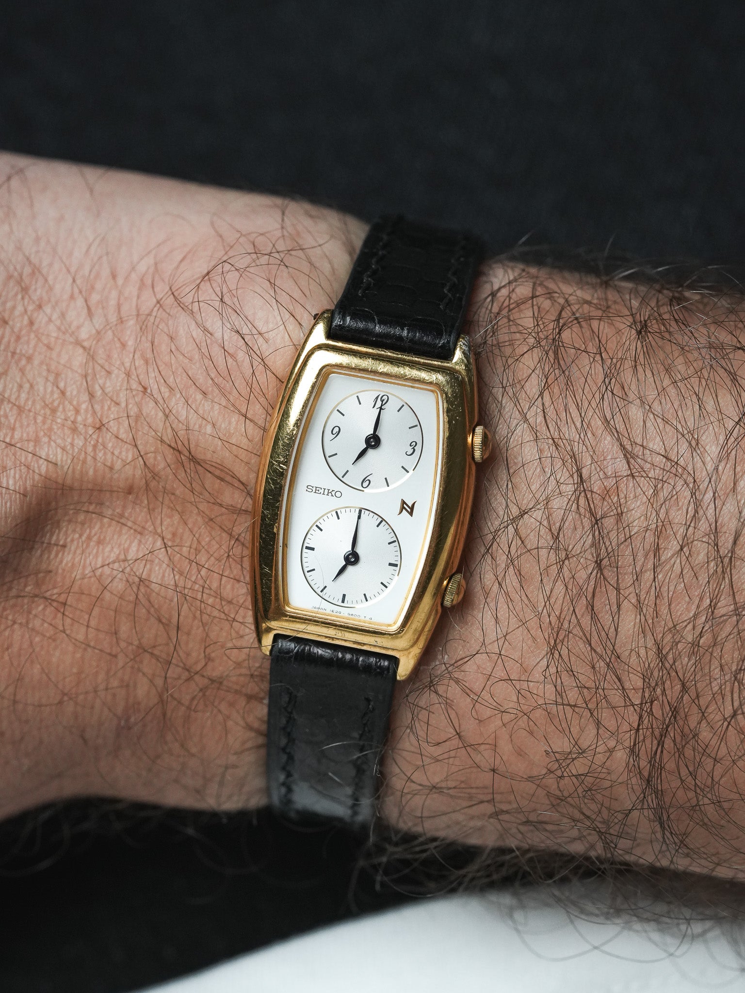 Montre Seiko Vintage - Tank "Dual Time" Plaqué or Noir (1994) - Atelier Victor