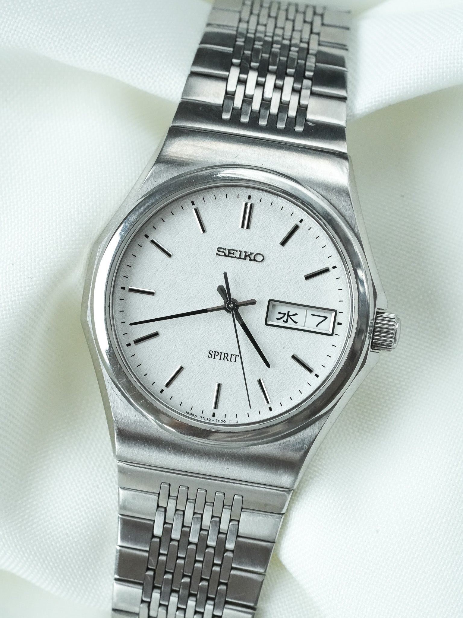 ساعة Seiko فينتاج Spirit - Daydate Kanji من الفولاذ بنقشة Chevron (1998) 